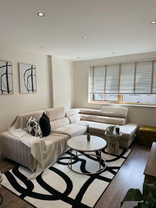Apartment Modern & Stylish 1 Bedroom Apartment, Sleeps 4,