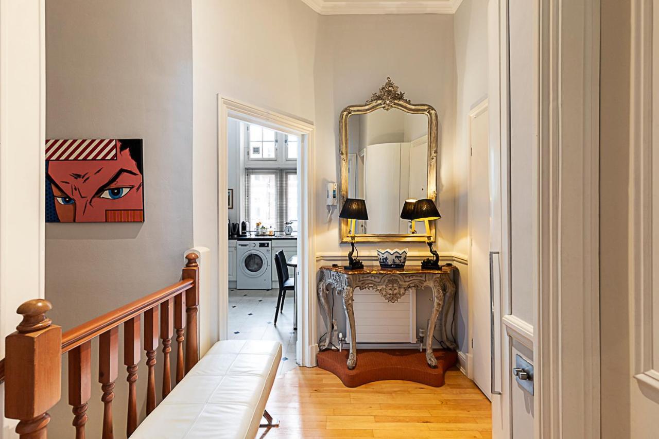 Elegant Two-bedroom Flat In Evelyn Gardens * Londen