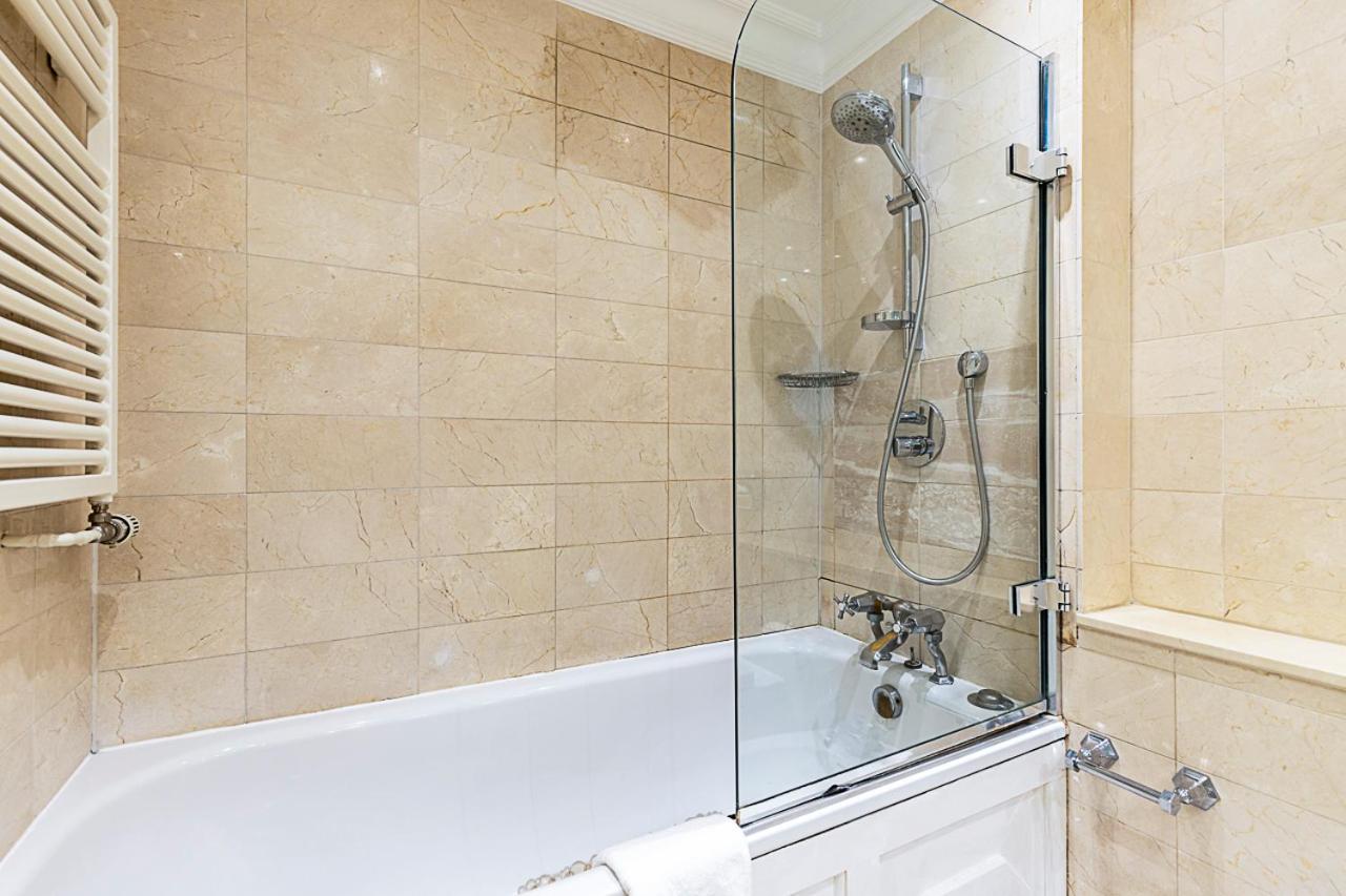 Elegant Two-bedroom Flat In Evelyn Gardens Londen