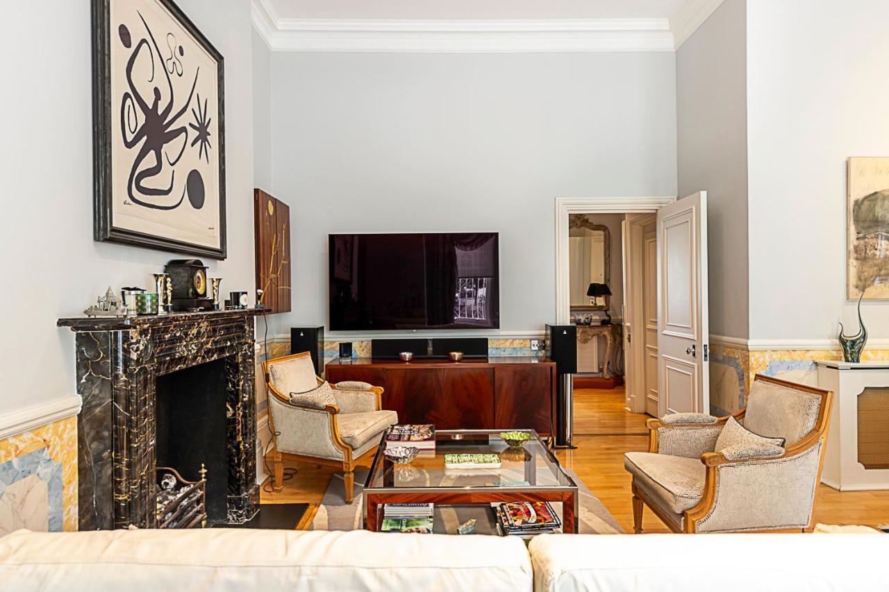 Elegant Two-bedroom Flat In Evelyn Gardens * Londen