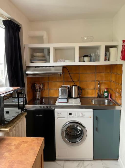 Apartment Studio4 Stylish Modern With Luxe Amenities Near Olympia London