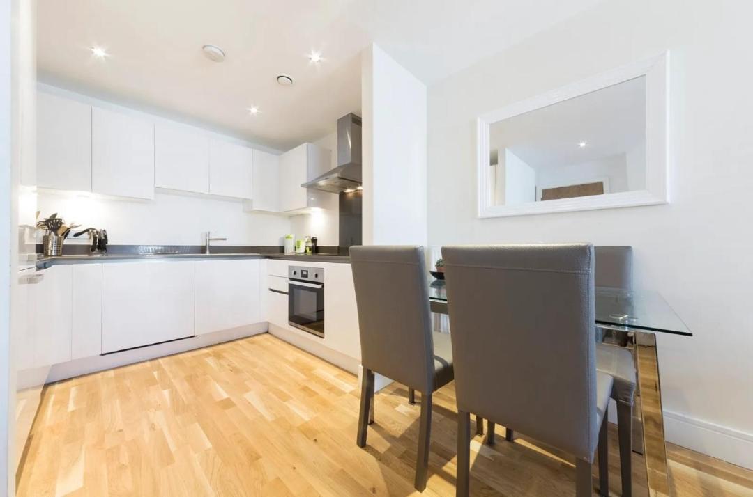 Cosy Two Bed Serviced In Tower Bridge Bridge - Perfect For Long Stay, Business, Leisure And Relocations Apartment *