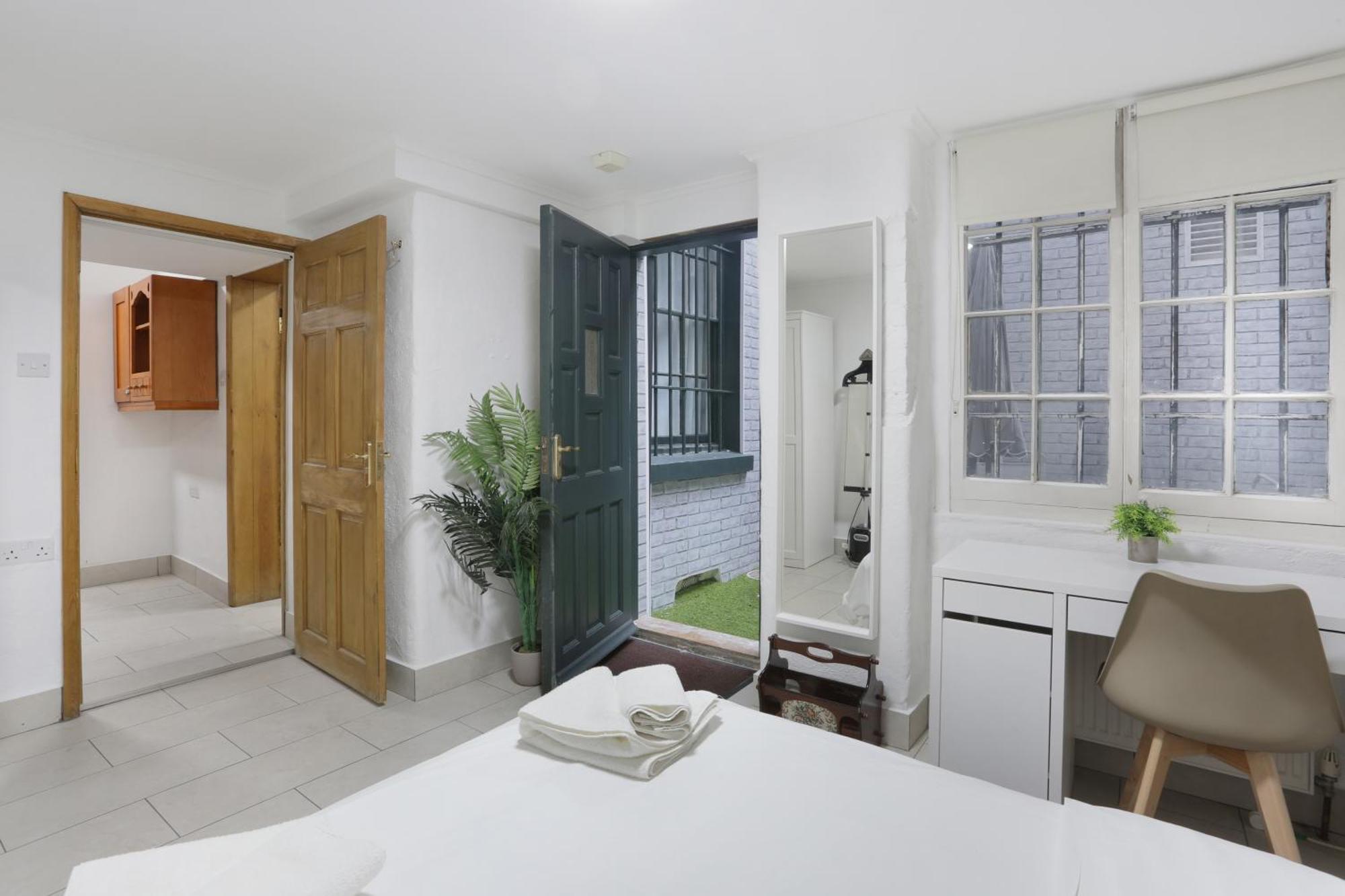 Spacious 2 Bedroom Flat Near Hyde Park By Beiroom London