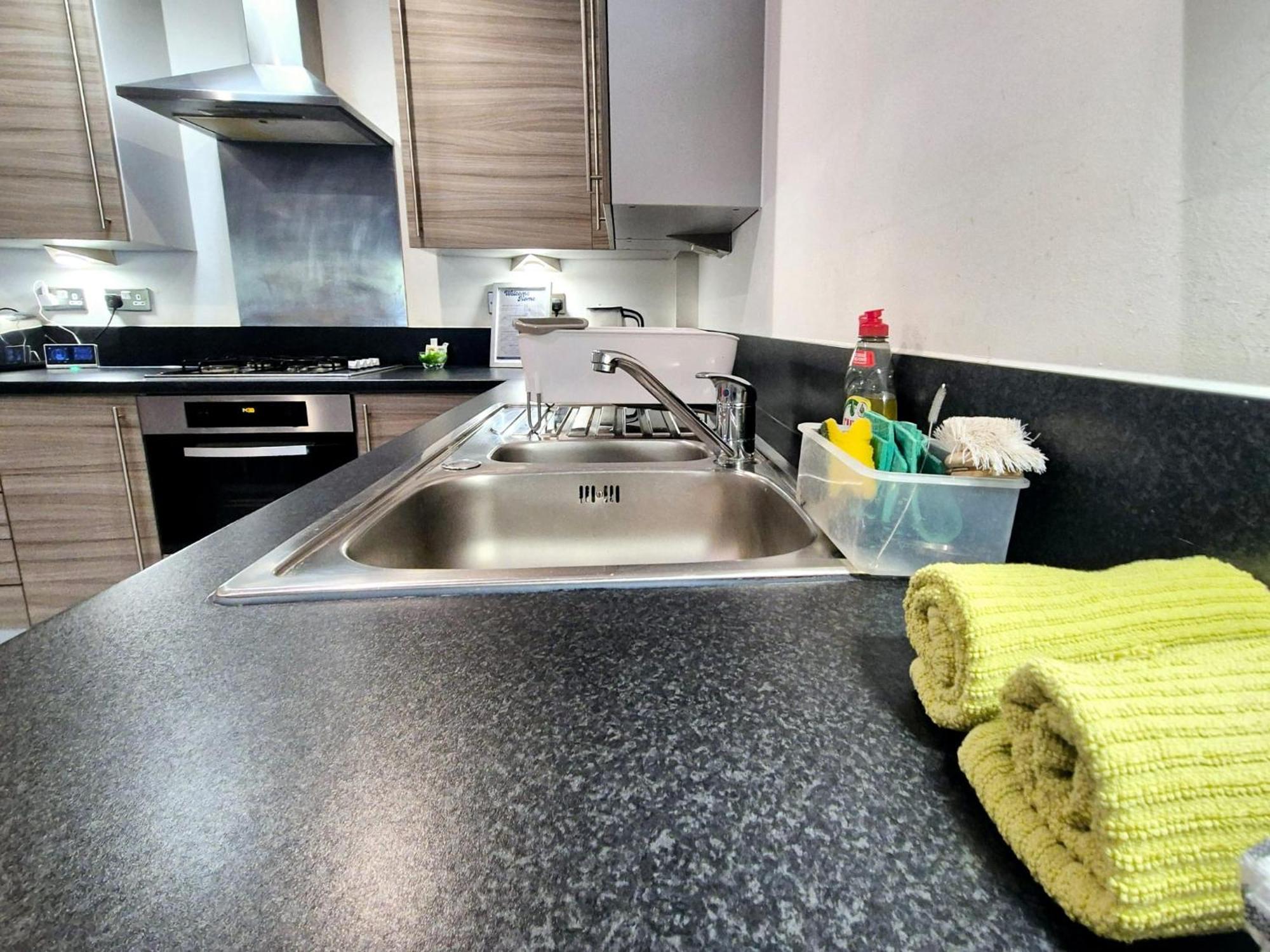 Explore London: 2 Bedroom House In Wood Londen