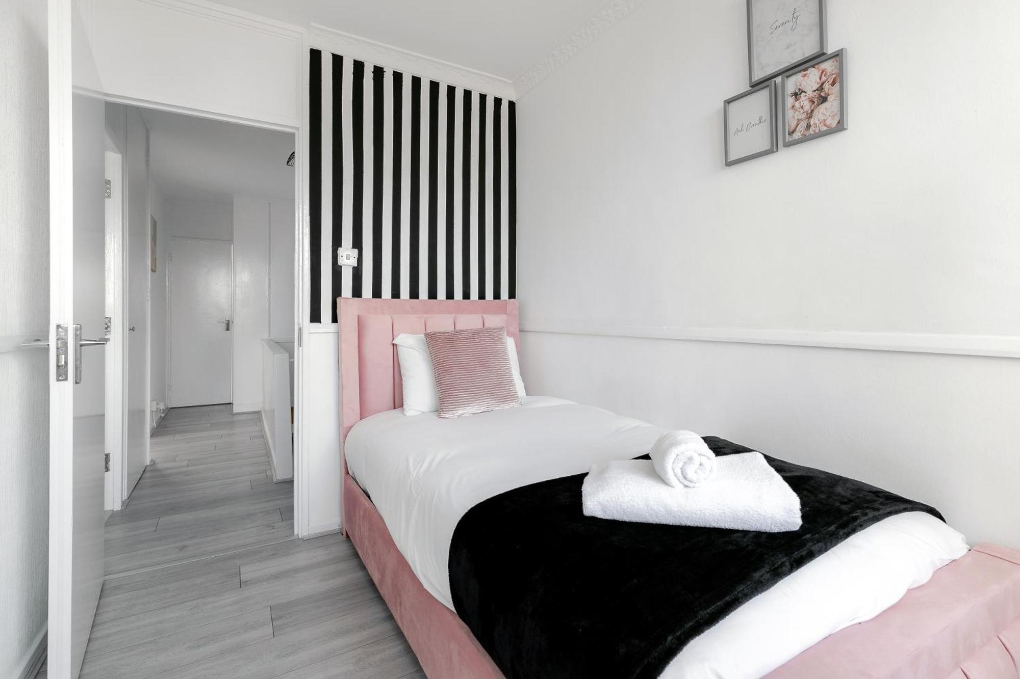 3br Off A13 , Sleeps 6, 2mins To Langdon Dlr,free Parking Apartment *