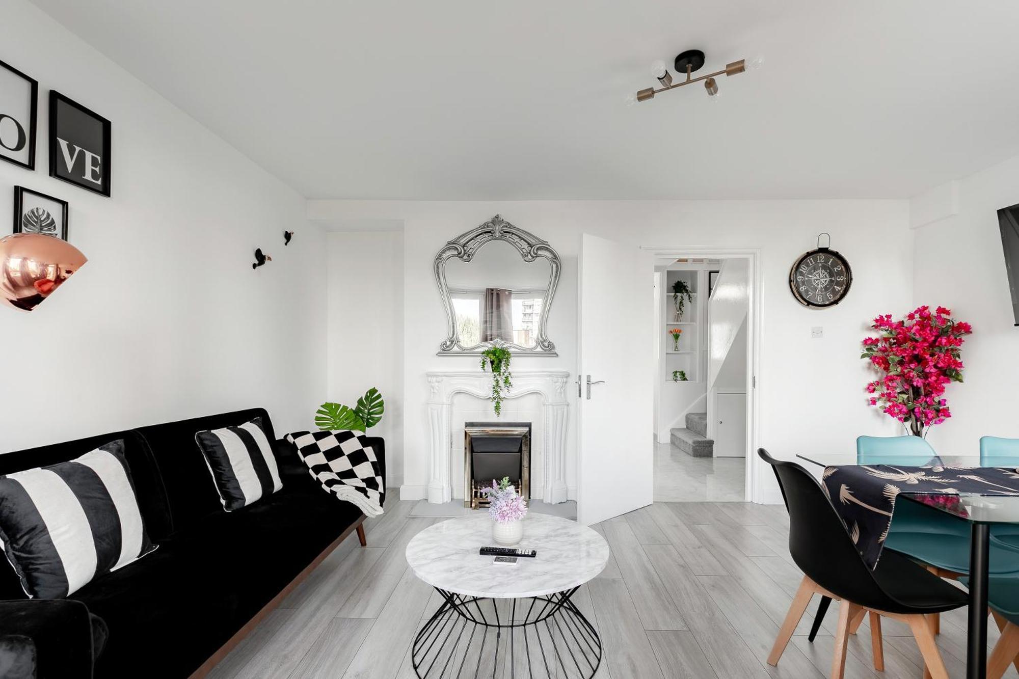 Apartment 3br Off A13 , Sleeps 6, 2mins To Langdon Dlr,free Parking *