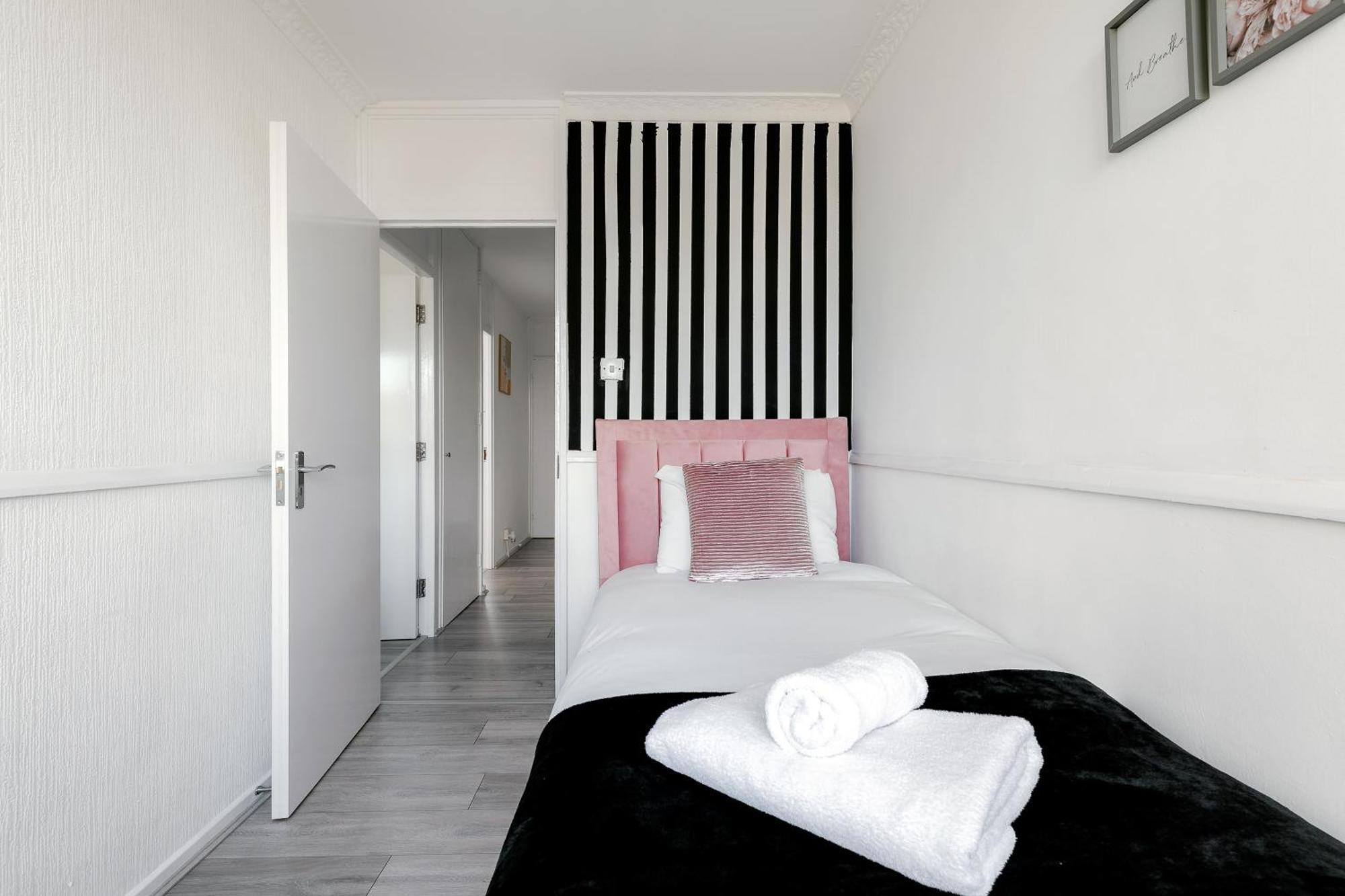 3br Off A13 , Sleeps 6, 2mins To Langdon Dlr,free Parking *