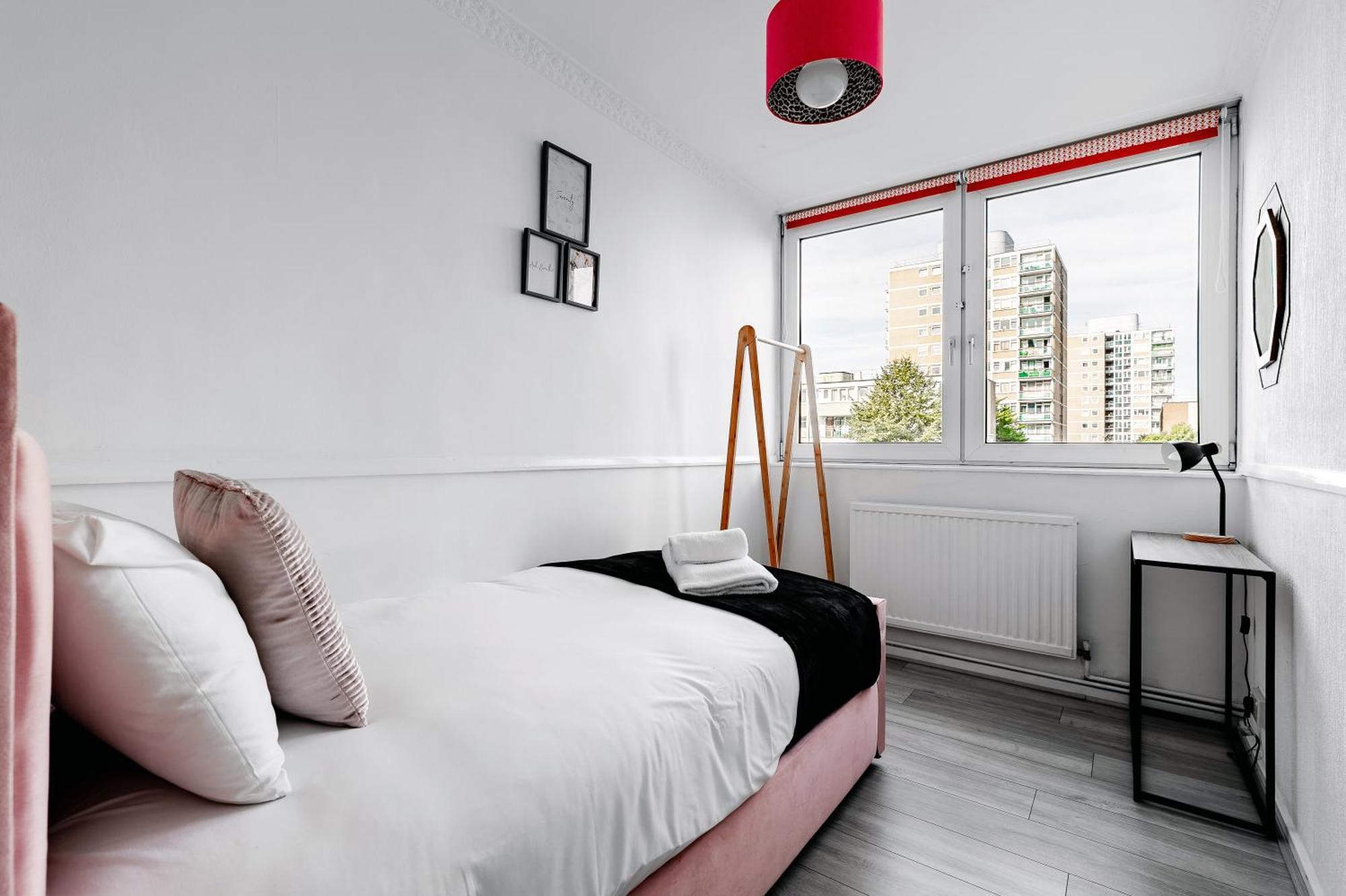 3br Off A13 , Sleeps 6, 2mins To Langdon Dlr,free Parking Apartment London