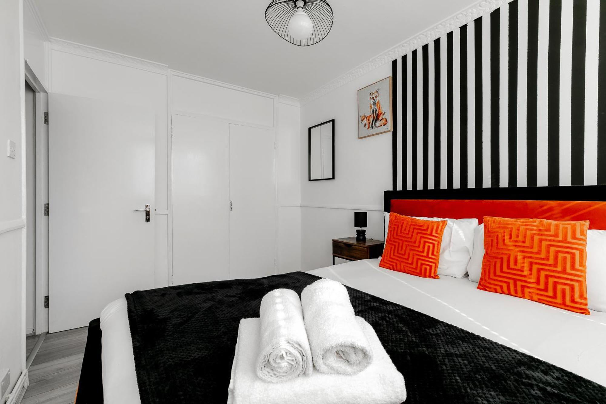 3br Off A13 , Sleeps 6, 2mins To Langdon Dlr,free Parking * London