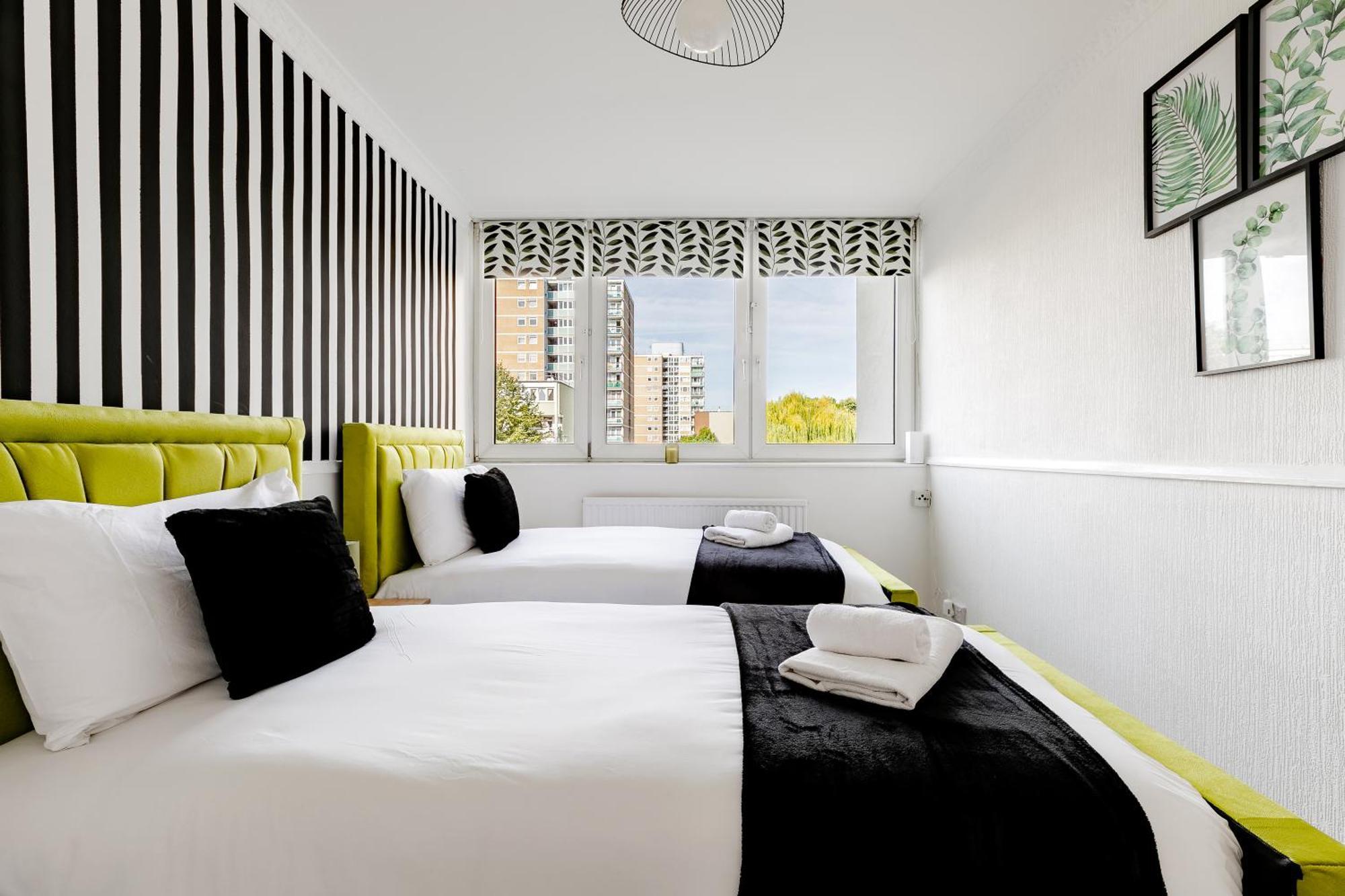 3br Off A13 , Sleeps 6, 2mins To Langdon Dlr,free Parking Apartment