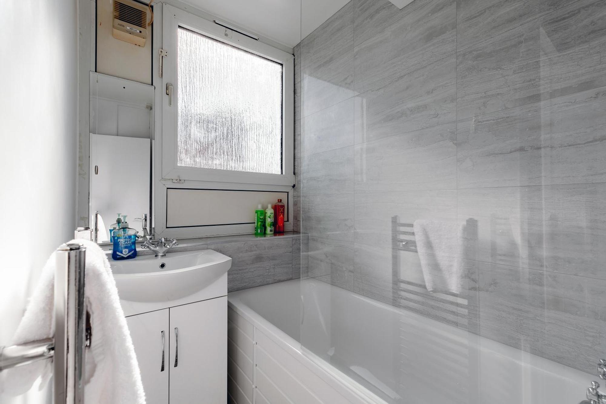 Apartment 3br Off A13 , Sleeps 6, 2mins To Langdon Dlr,free Parking