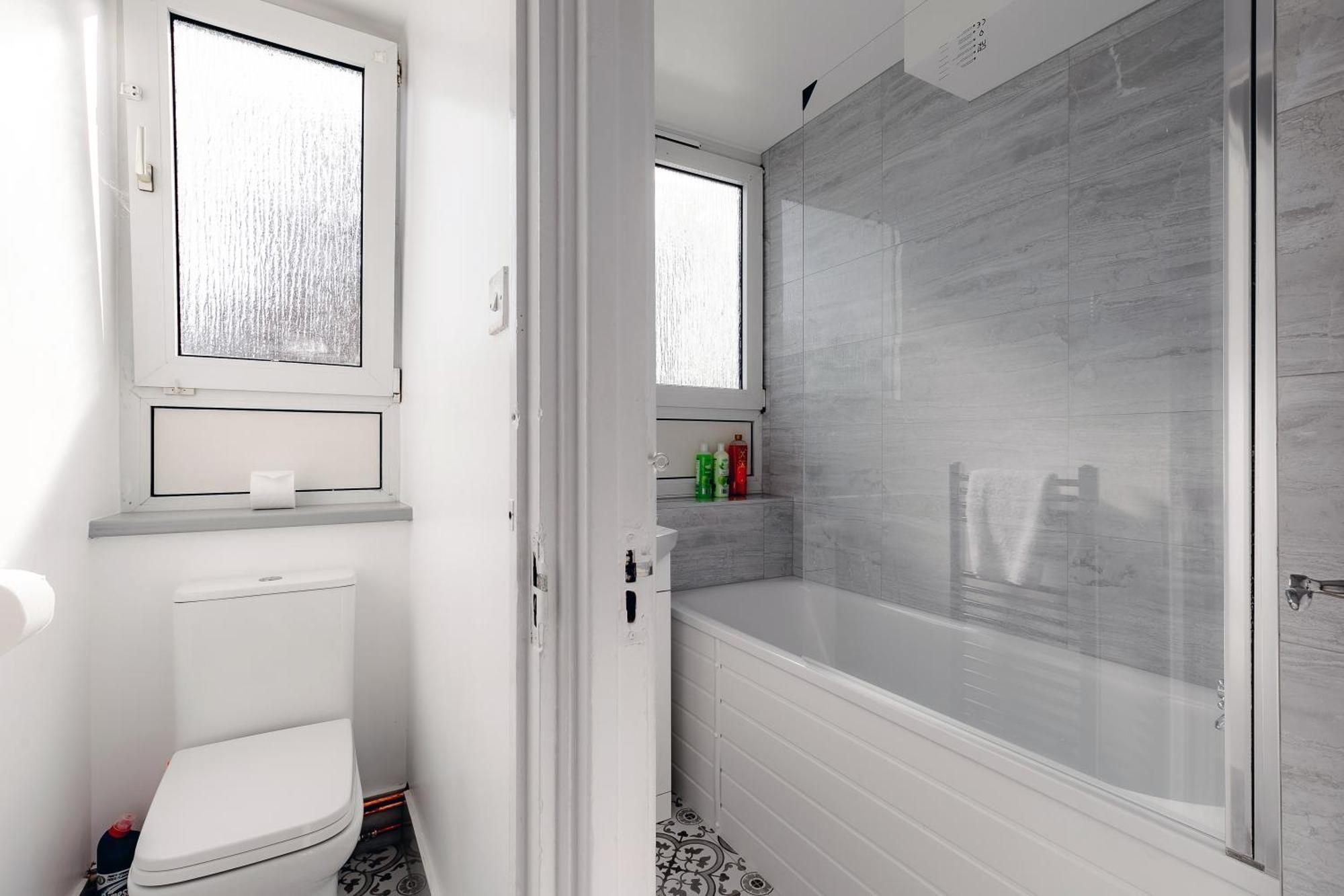 Apartment 3br Off A13 , Sleeps 6, 2mins To Langdon Dlr,free Parking *