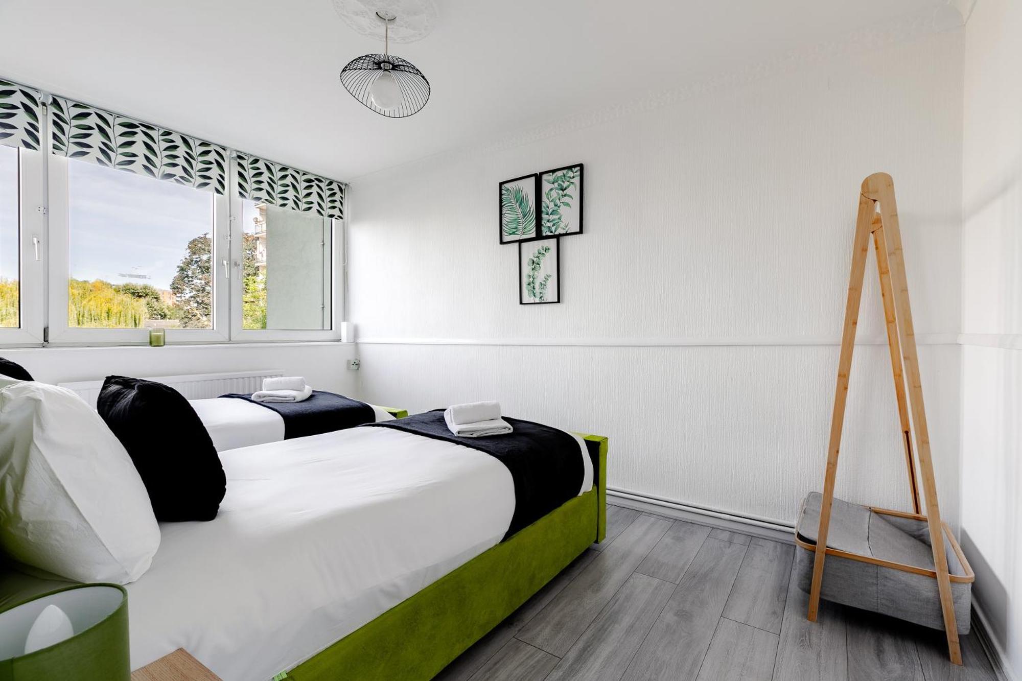 Apartment 3br Off A13 , Sleeps 6, 2mins To Langdon Dlr,free Parking London