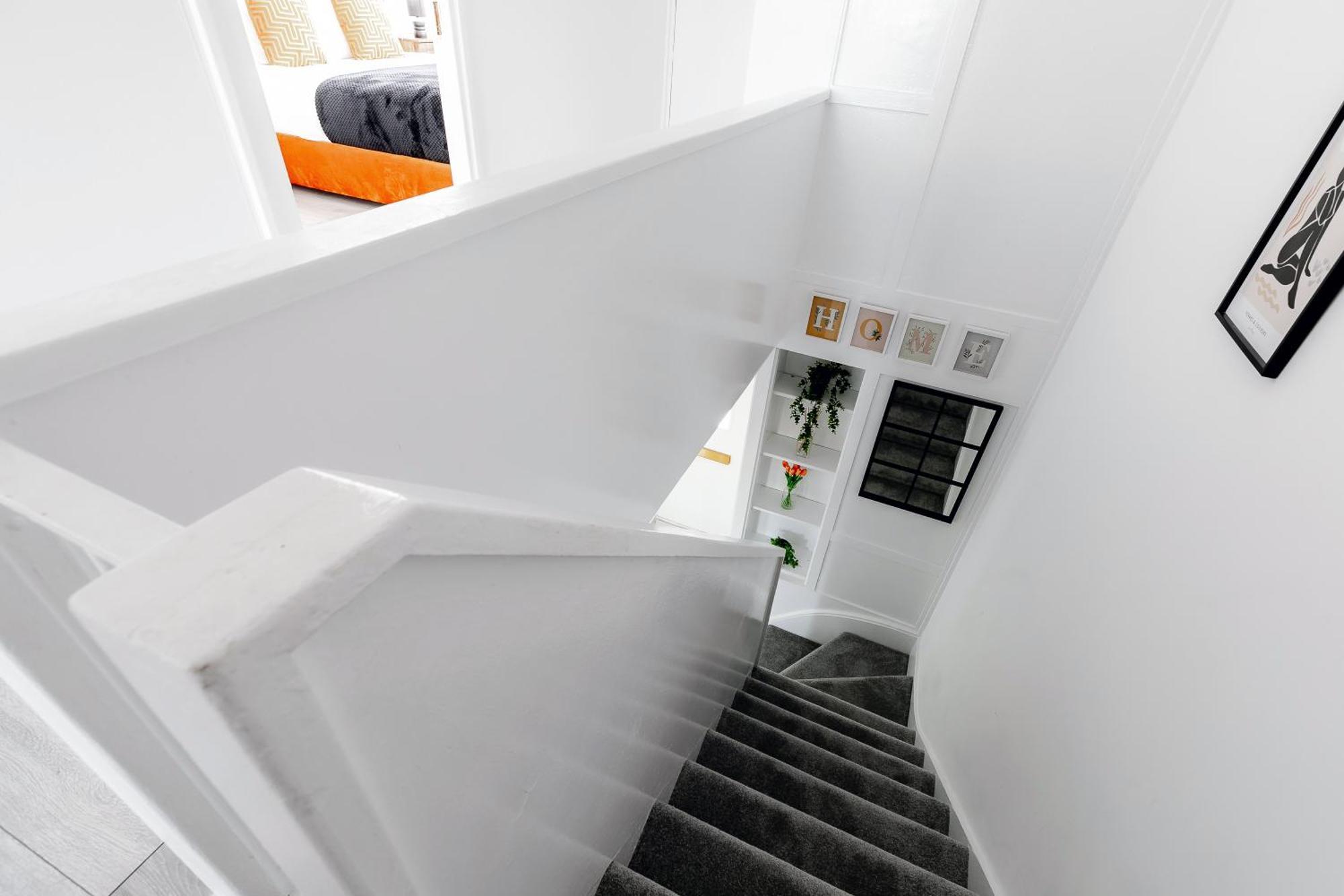 Apartment 3br Off A13 , Sleeps 6, 2mins To Langdon Dlr,free Parking *