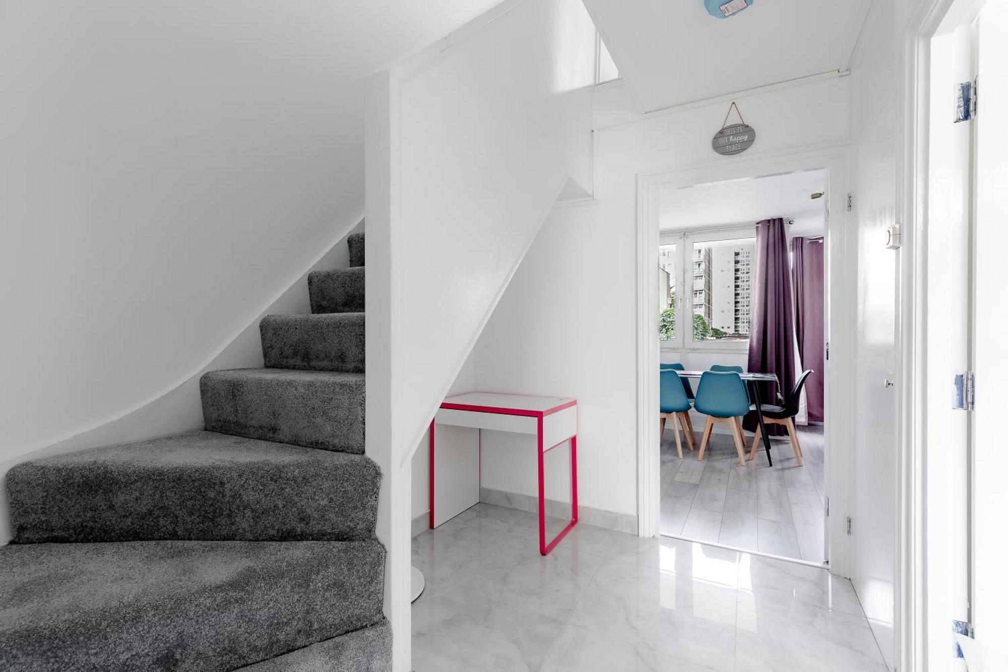 3br Off A13 , Sleeps 6, 2mins To Langdon Dlr,free Parking Apartment
