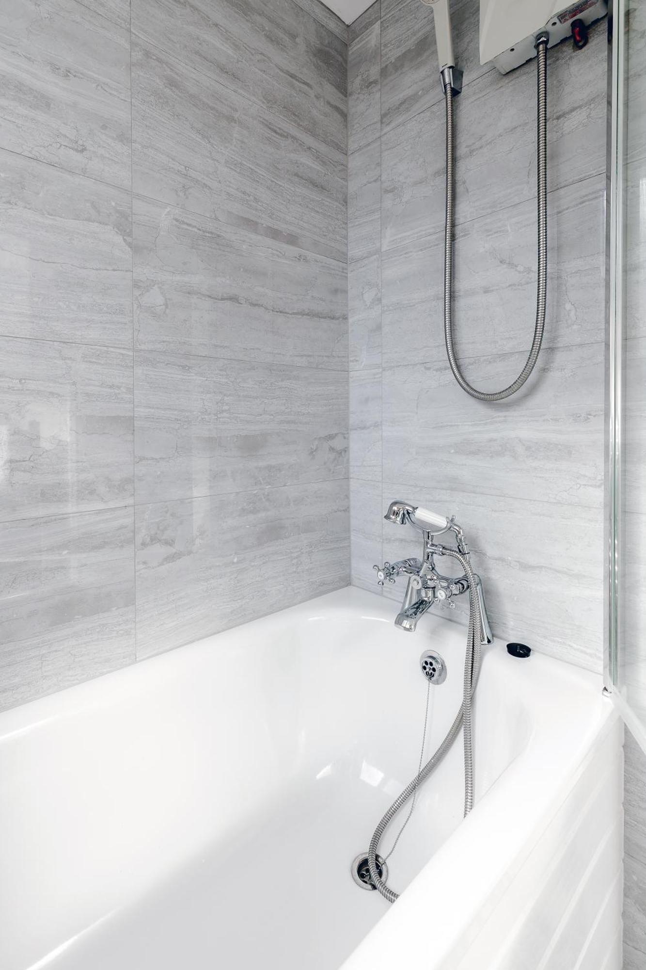 Apartment 3br Off A13 , Sleeps 6, 2mins To Langdon Dlr,free Parking *