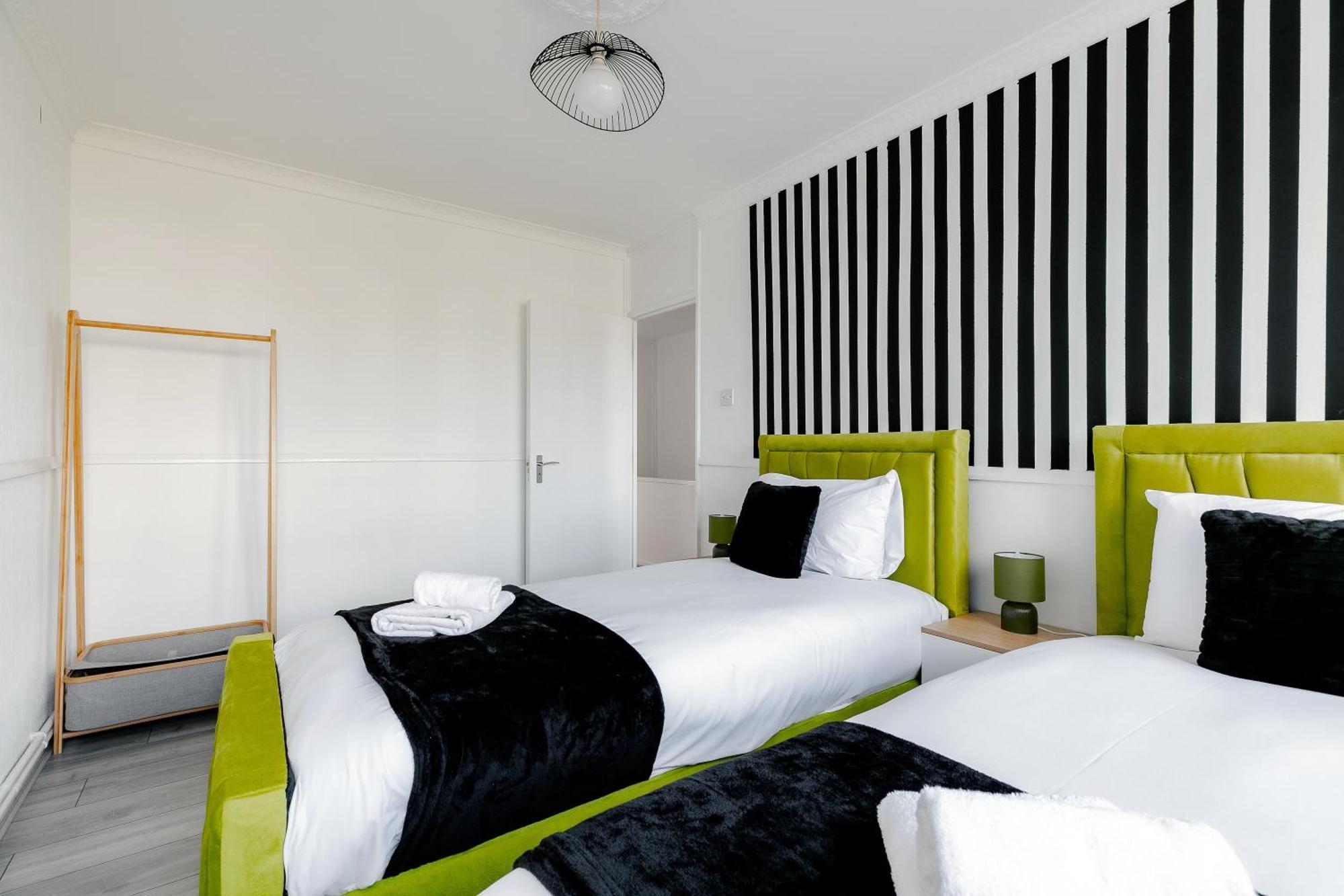 3br Off A13 , Sleeps 6, 2mins To Langdon Dlr,free Parking London