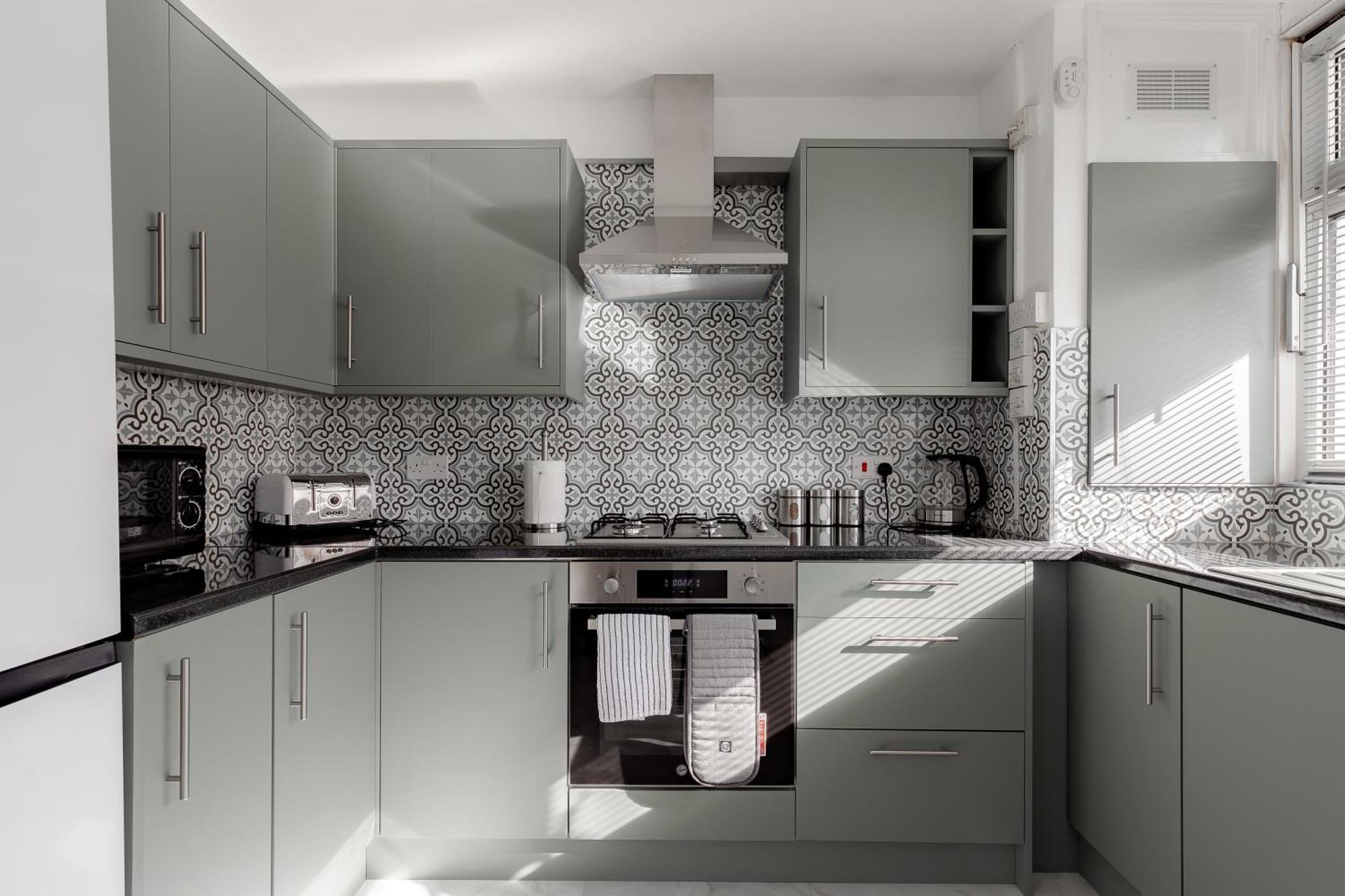 Apartment 3br Off A13 , Sleeps 6, 2mins To Langdon Dlr,free Parking