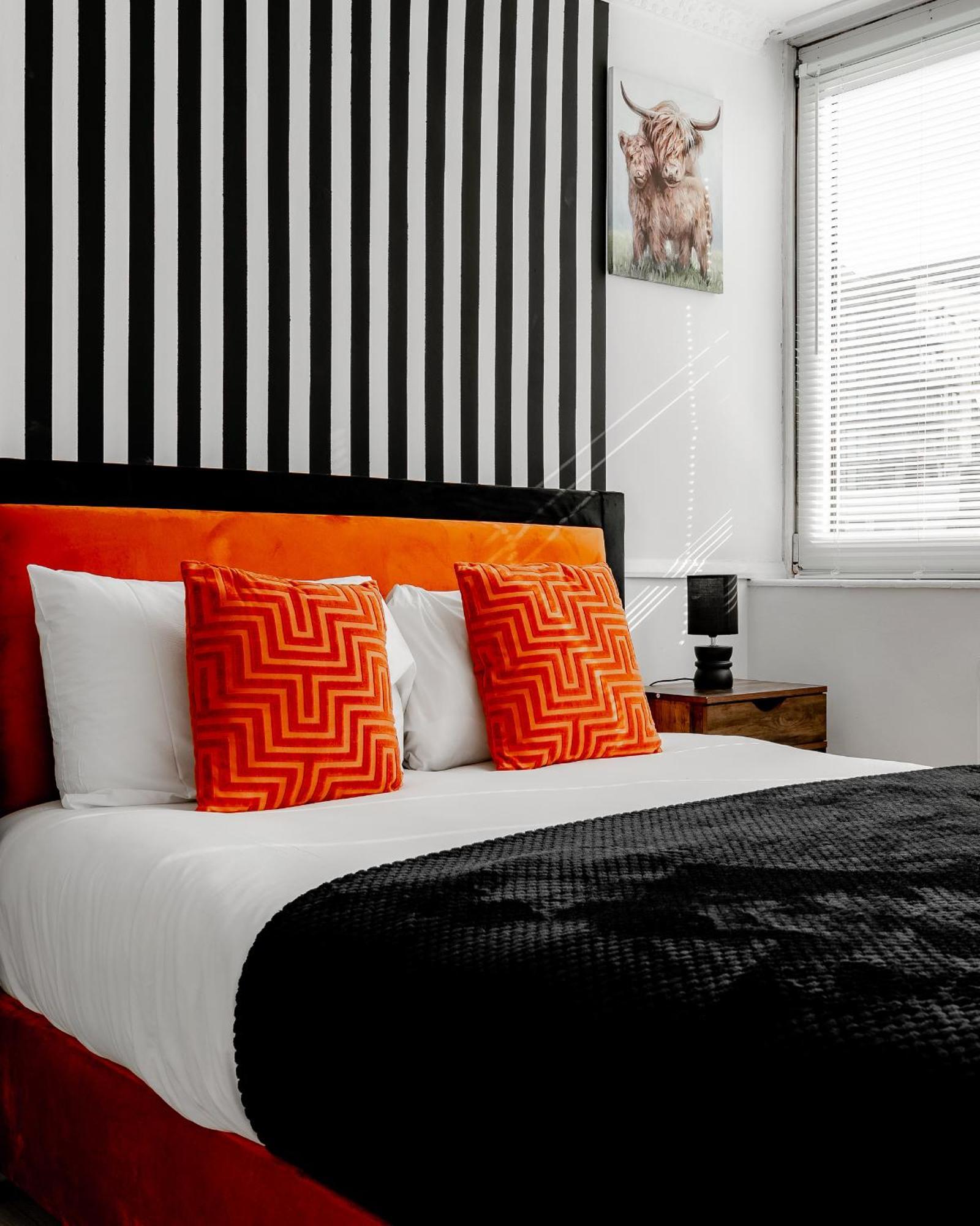 Apartment 3br Off A13 , Sleeps 6, 2mins To Langdon Dlr,free Parking *
