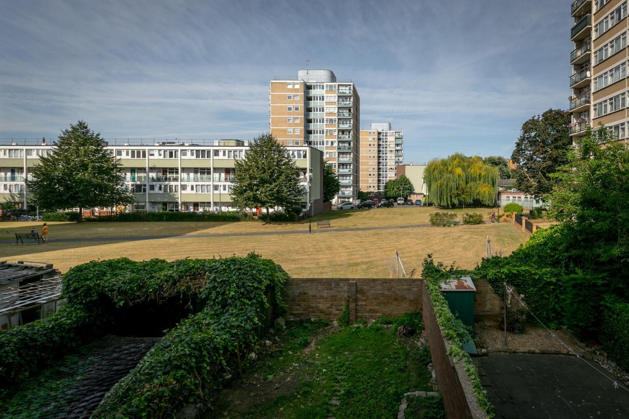 3br Off A13 , Sleeps 6, 2mins To Langdon Dlr,free Parking London