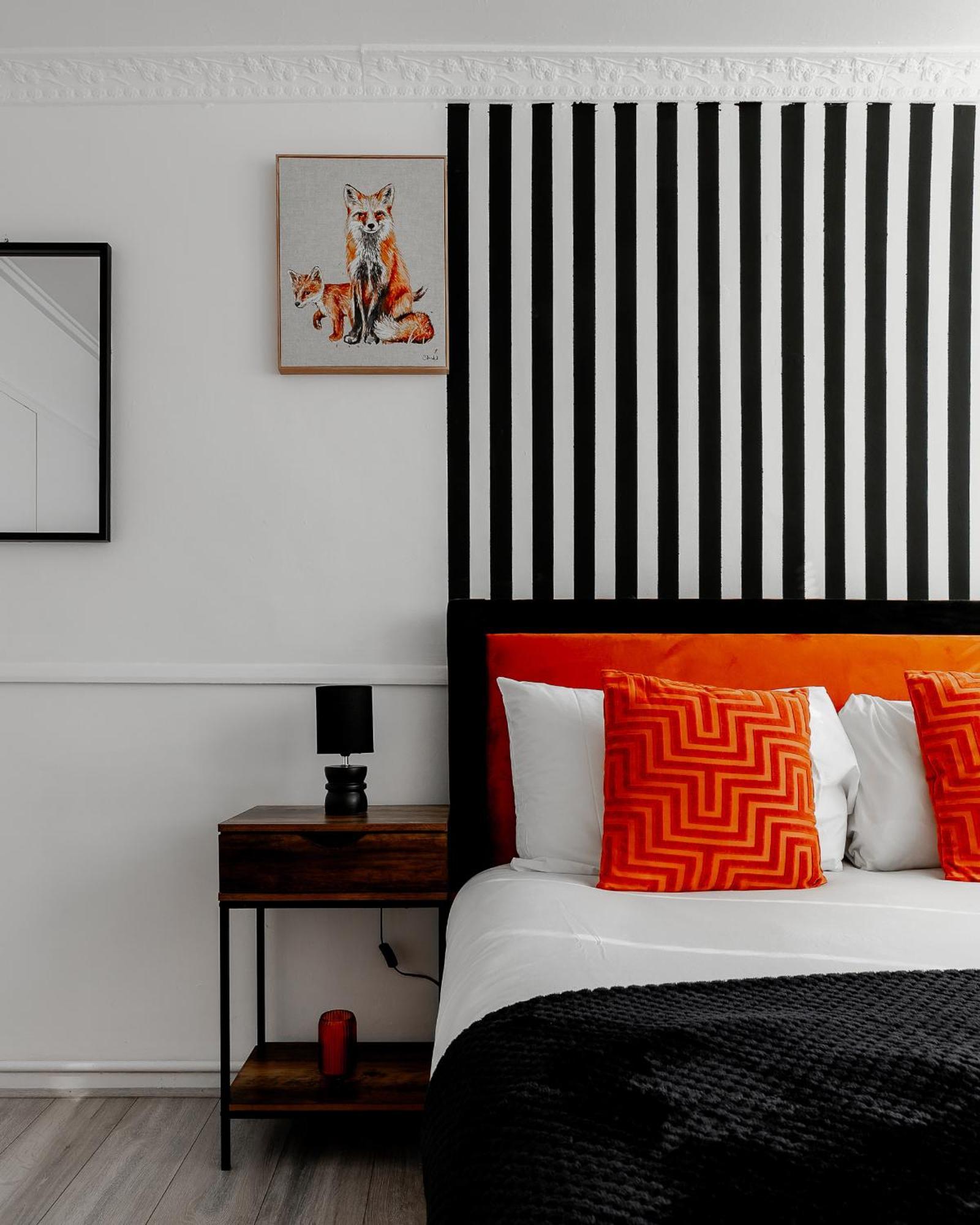 Apartment 3br Off A13 , Sleeps 6, 2mins To Langdon Dlr,free Parking