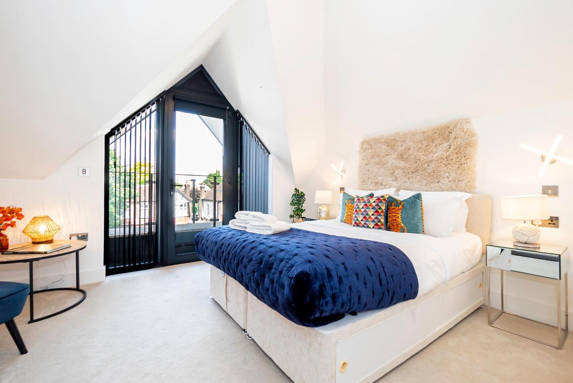 Superb Floor 1-bedroom Flat With Charming Two Balconies Apartment London