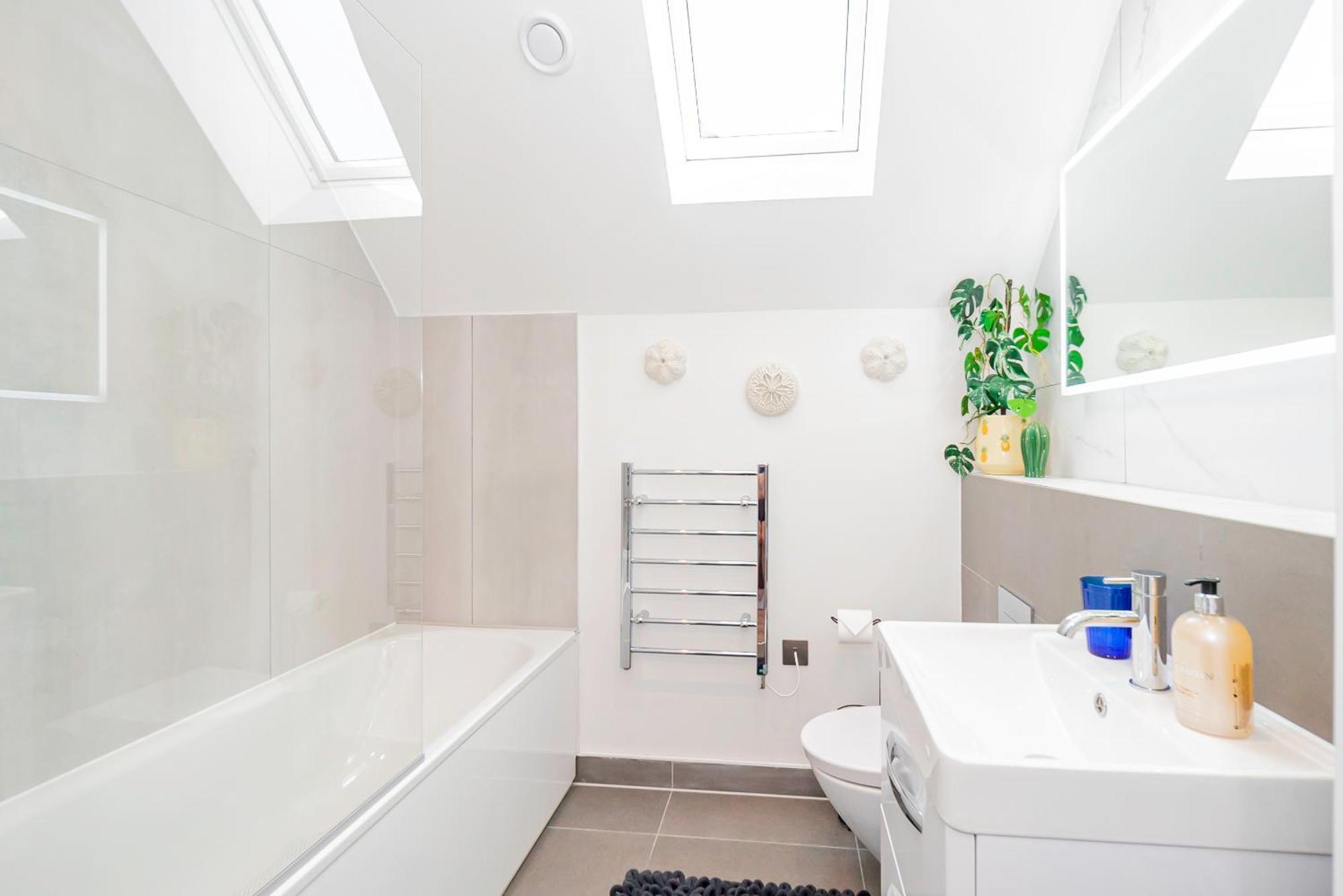 Apartment Superb Floor 1-bedroom Flat With Charming Two Balconies