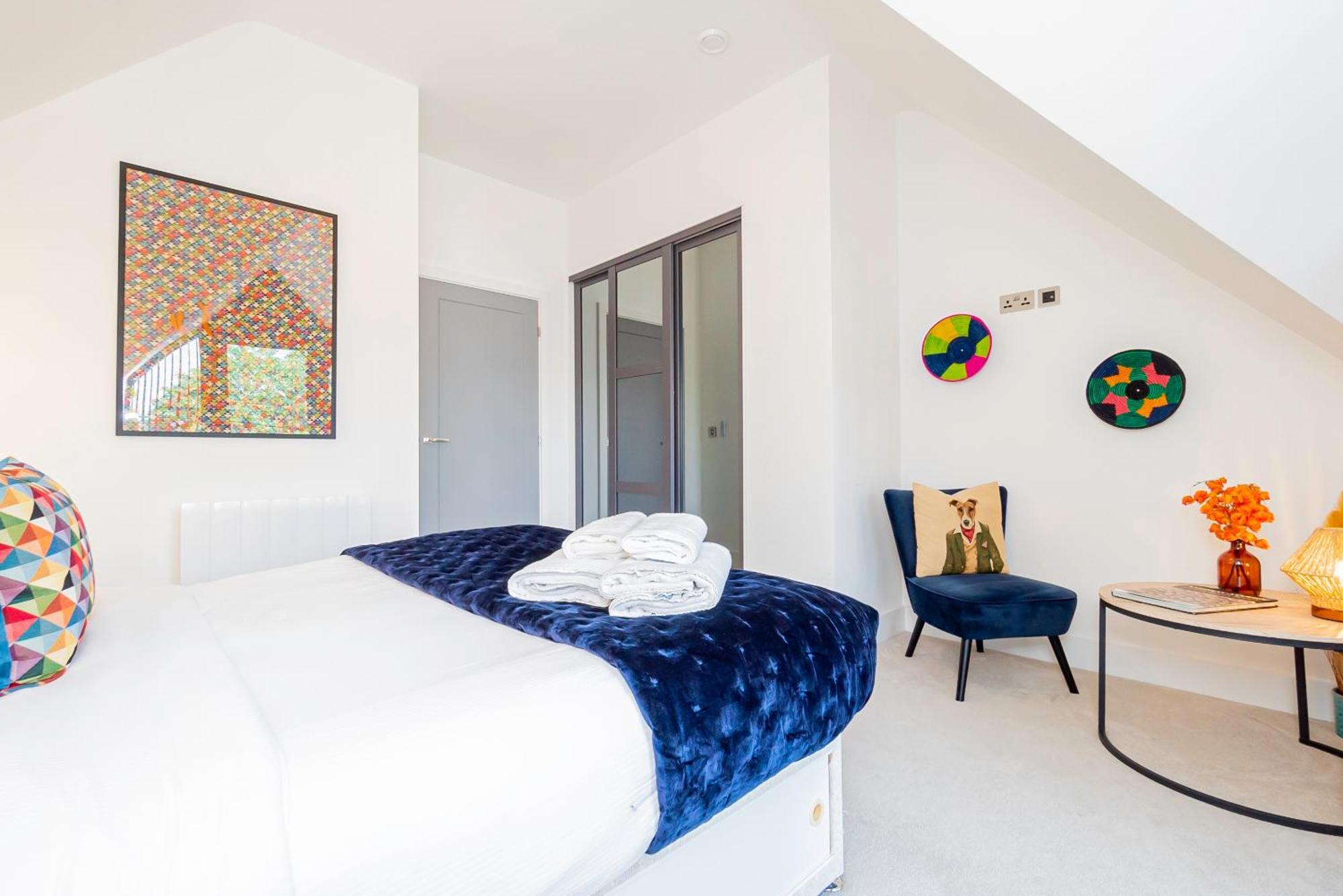 Superb Floor 1-bedroom Flat With Charming Two Balconies *