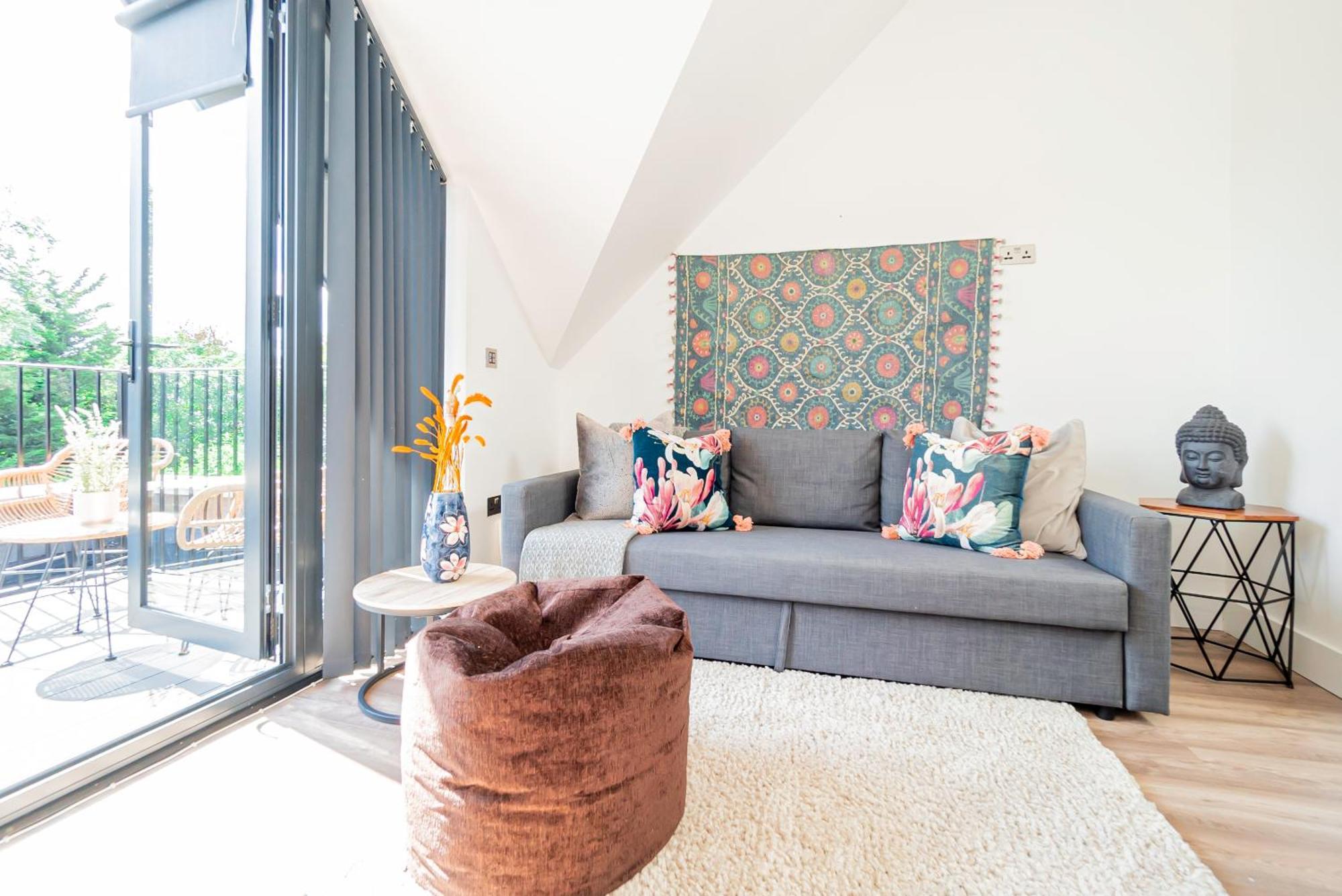 Superb Floor 1-bedroom Flat With Charming Two Balconies Apartment *