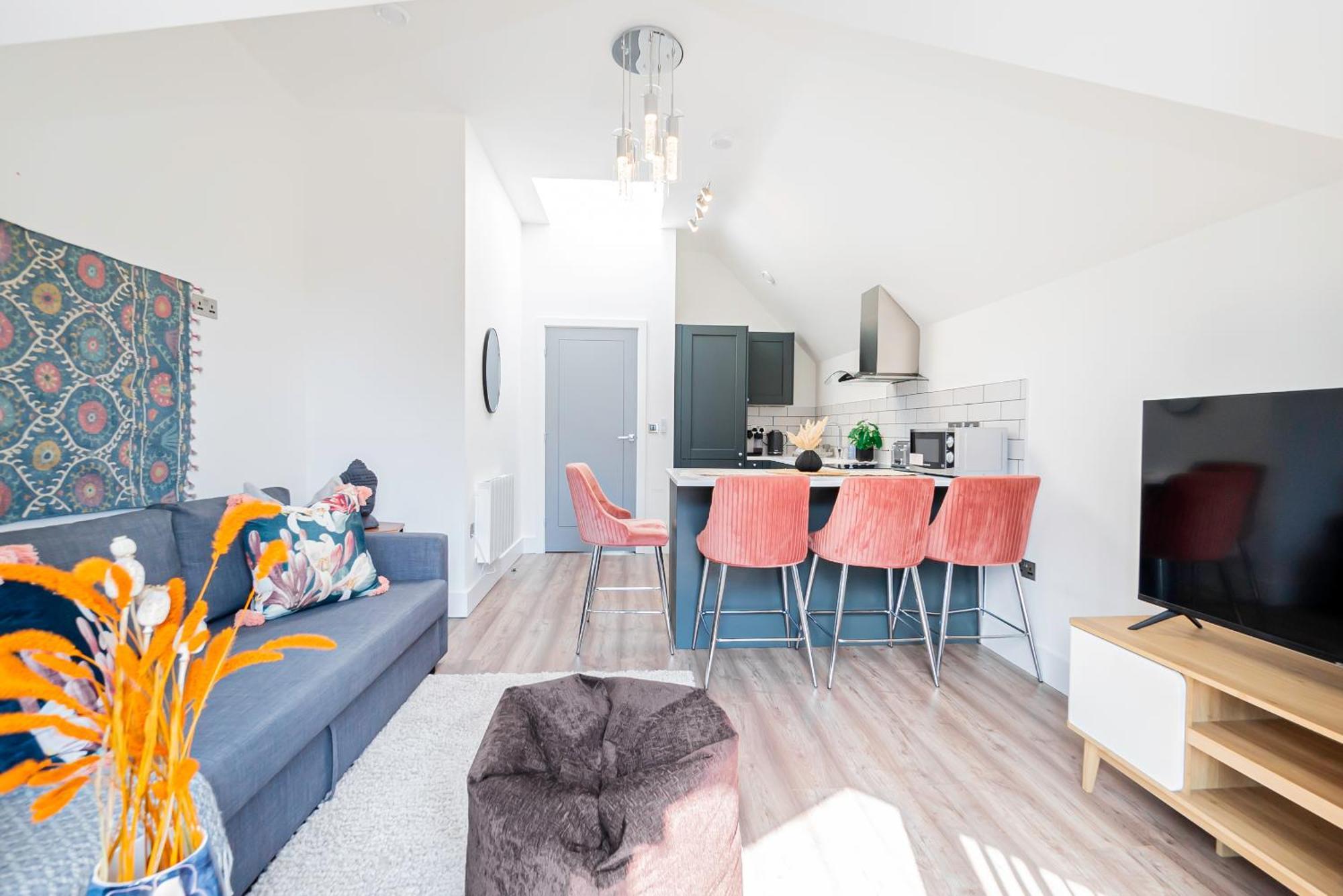 Superb Floor 1-bedroom Flat With Charming Two Balconies Apartment *