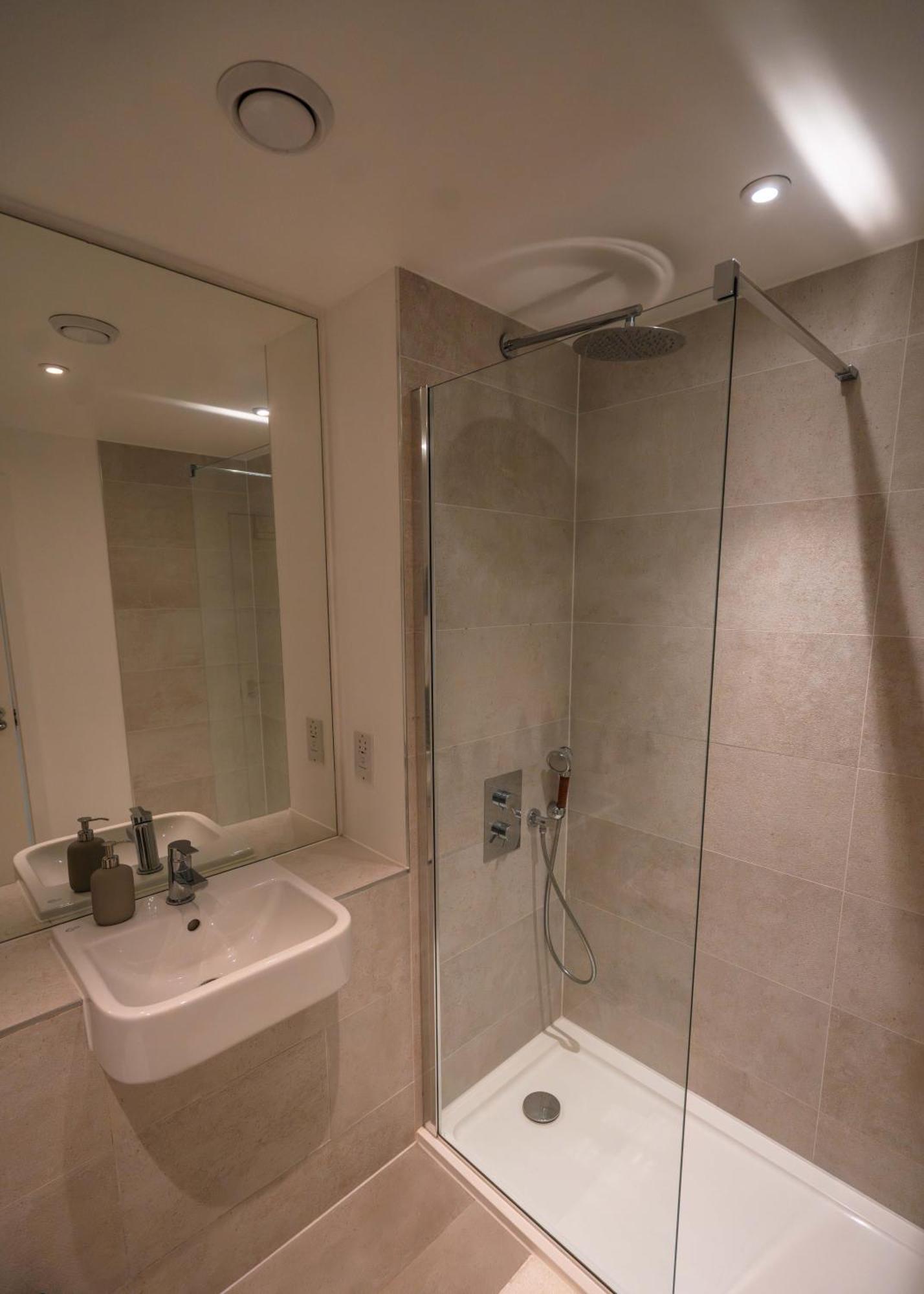 Apartment Modern 2 Bedroom With Superking Bed, Gated Free Parking & Balcony Views Near Wembley *