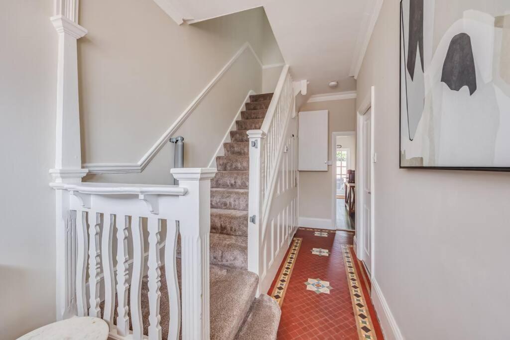 Holiday home Beautiful 5 Bedroom 4 Bathroom House In W6 By Yoko - 10 Minute's To - Free Parking, Fast Wifi, Work Desks And Smarttvs With And Netflix *