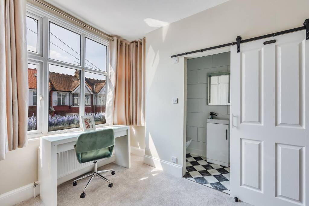 Holiday home Beautiful 5 Bedroom 4 Bathroom House In W6 By Yoko - 10 Minute's To - Free Parking, Fast Wifi, Work Desks And Smarttvs With And Netflix