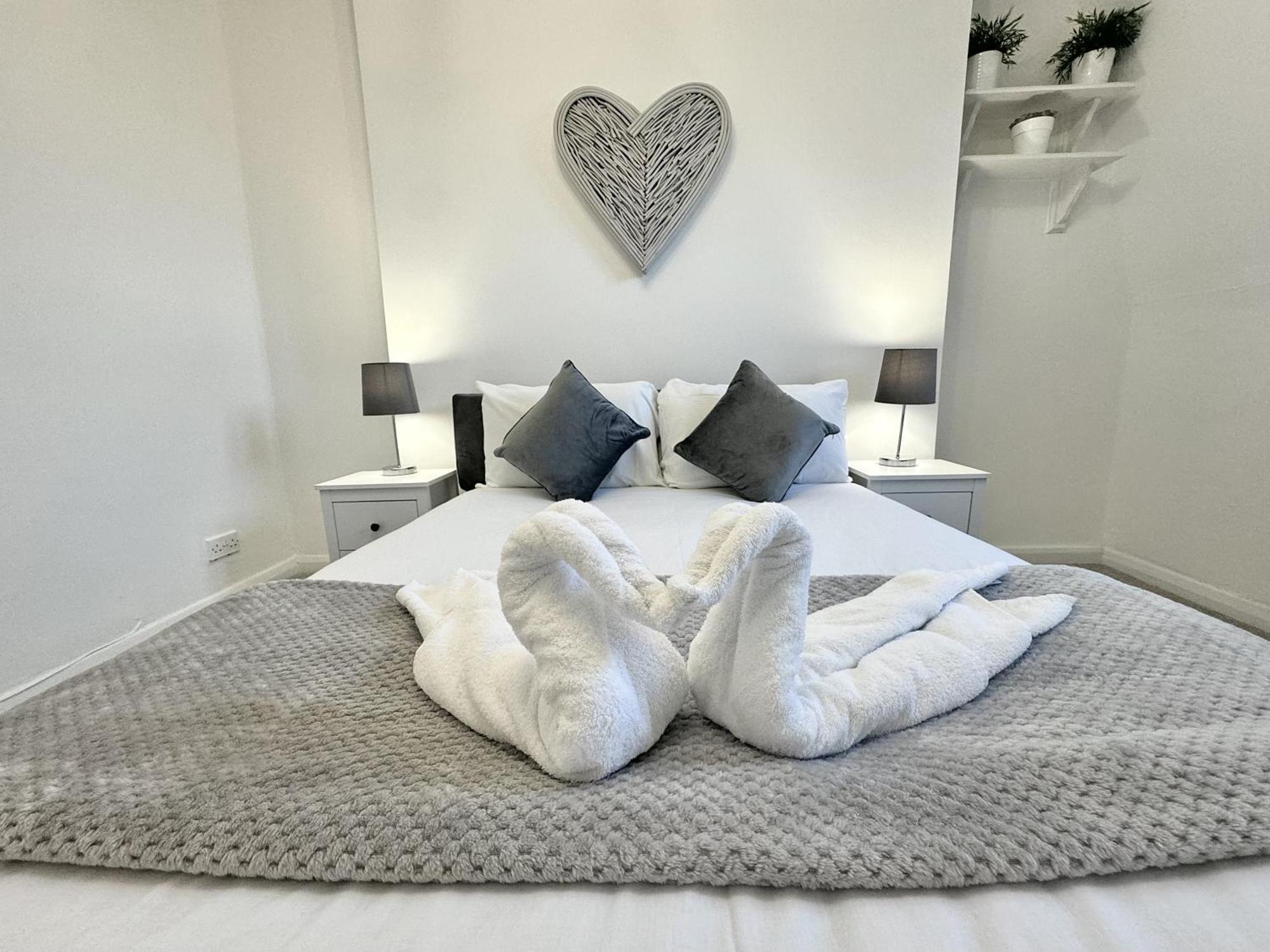 Newly Renovated Kensington 2 Bedroom With Balcony Near Harrods Sleeps 6, 2 Min Walk From Station Apartamento