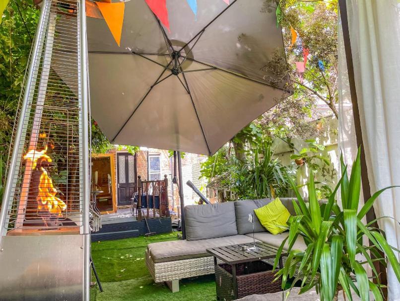 Homestay Live In Garden Hut Cinema With Hot Tub London