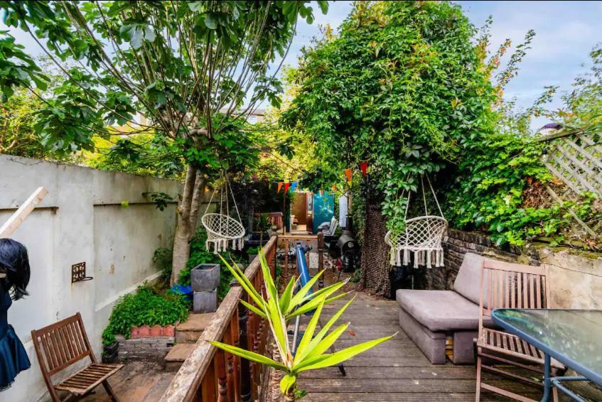 Homestay Live In Garden Hut Cinema With Hot Tub London