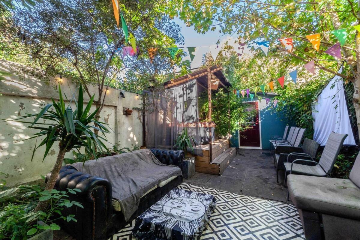 Live In Garden Hut Cinema With Hot Tub Homestay