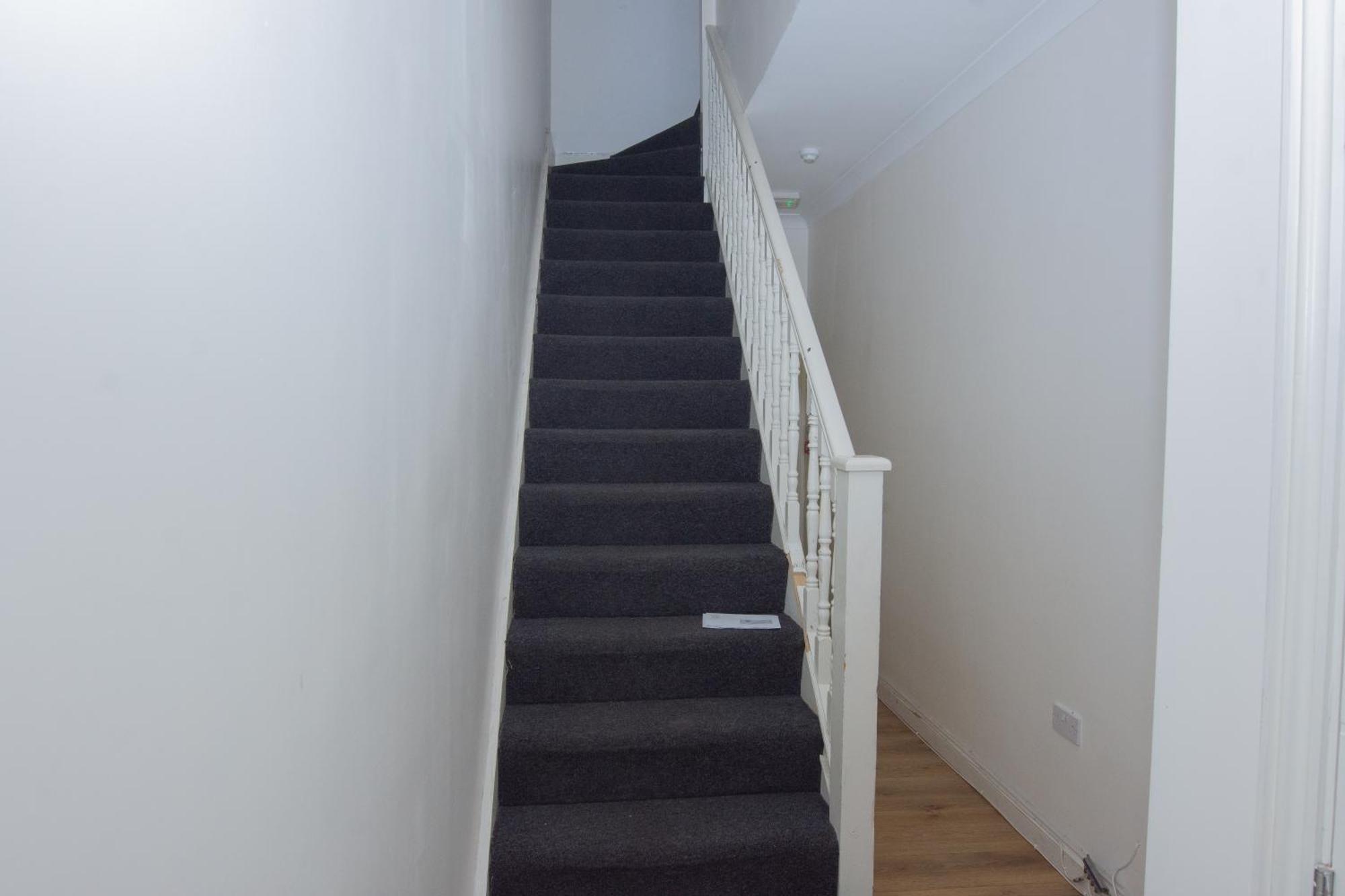 Evergreen Apartments- Flat 2 * London