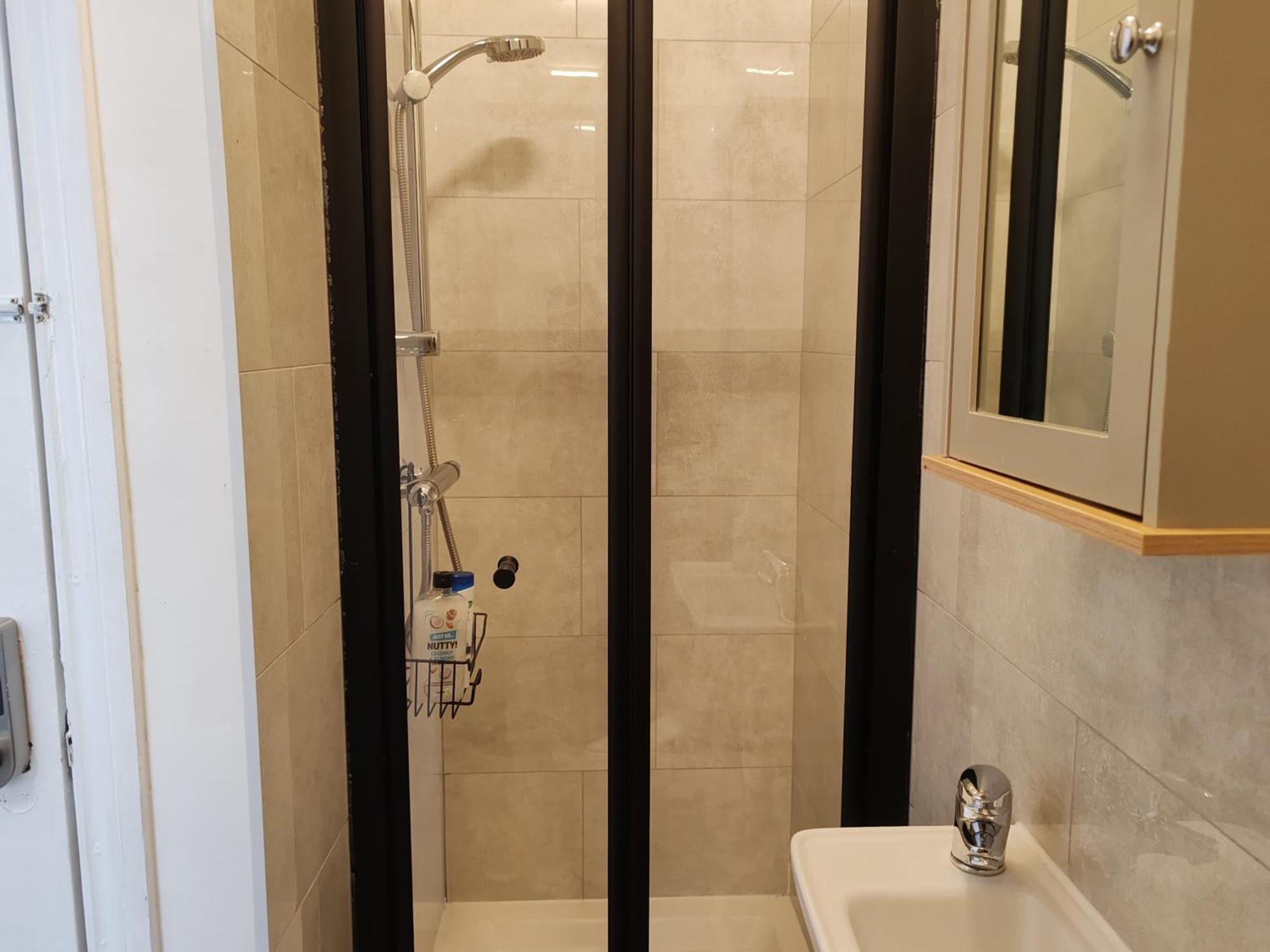 Kilburn High Road Apartment *