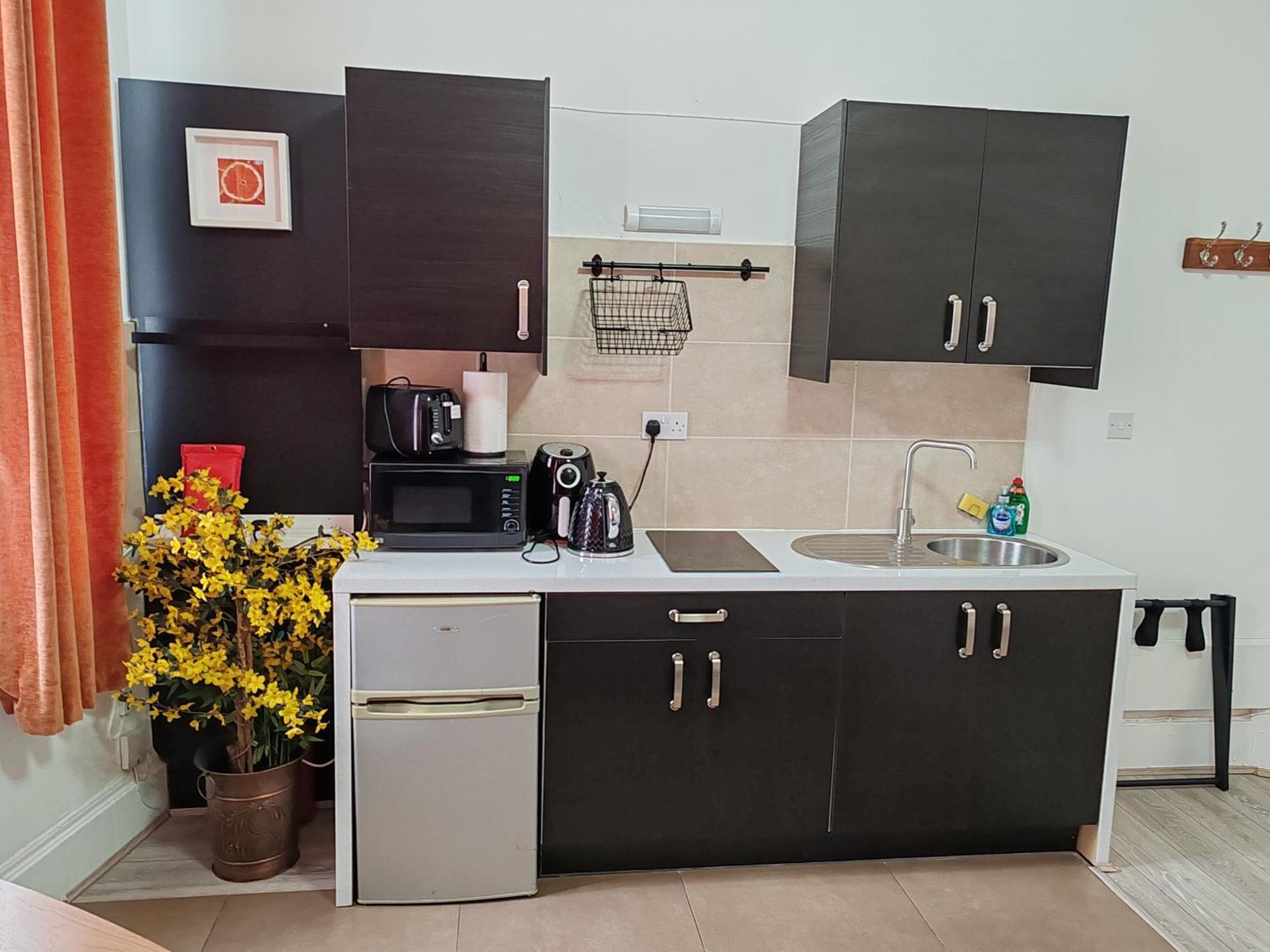 Kilburn High Road Apartment *