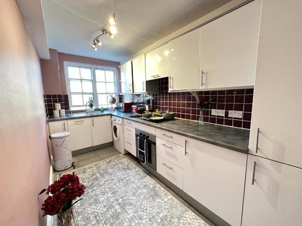 Three Bedroom Near Hyde Park Appartement Londen