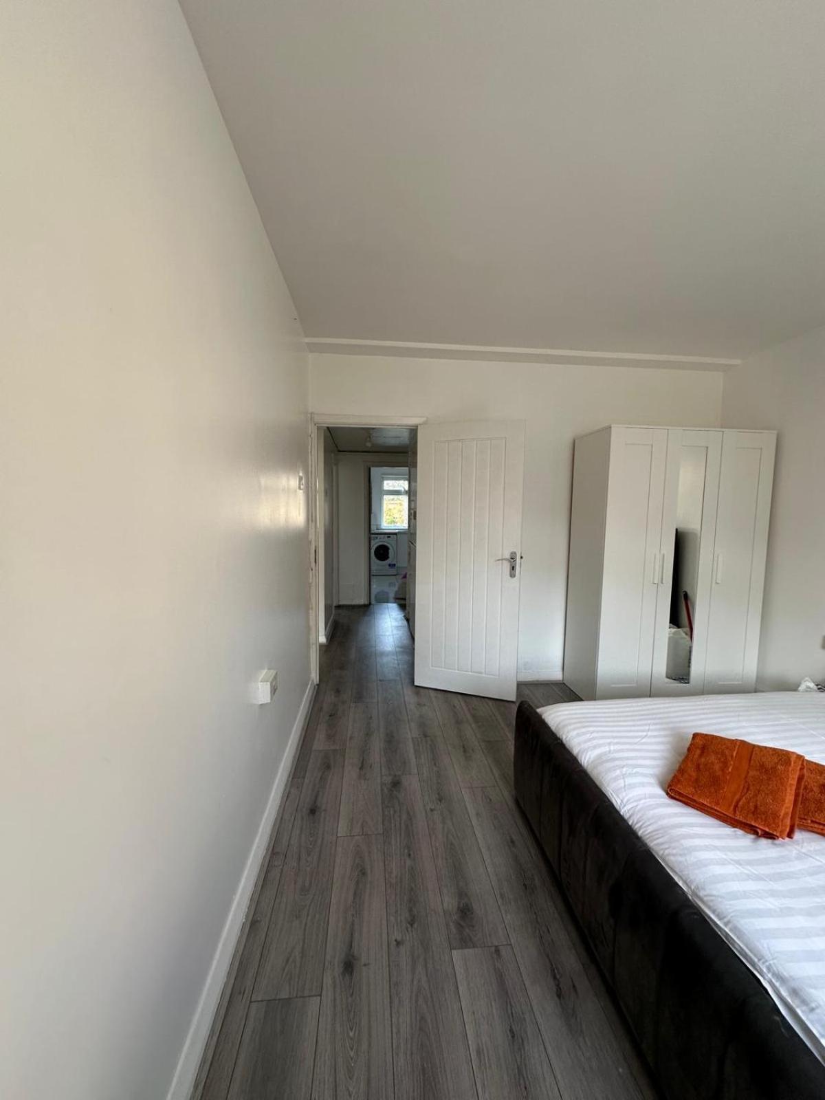 Homestay Modern In A 4 Bedroom Flat In London, Shared Bathroom!