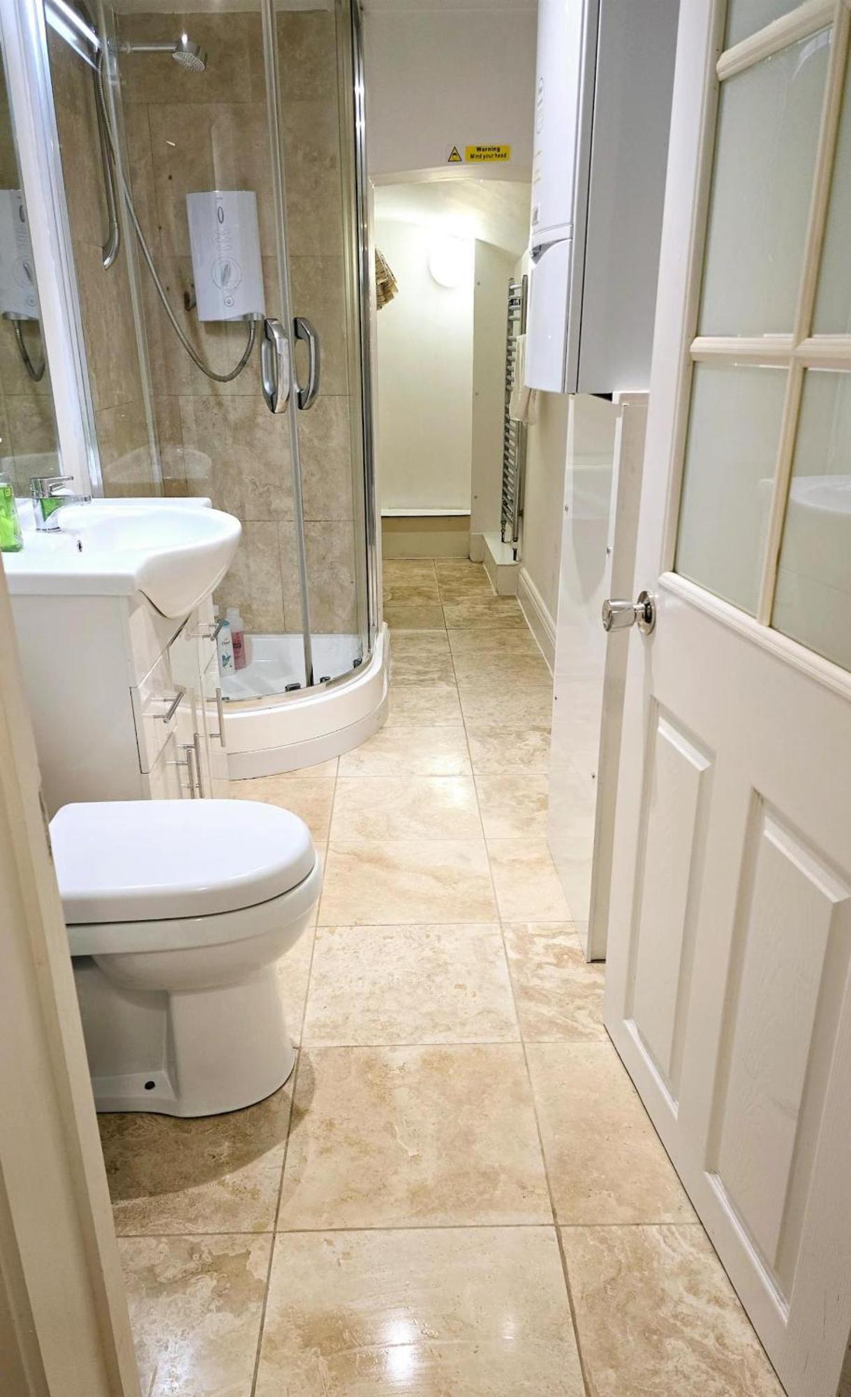 Gorgeous & Modern 2 Bedroom Sleeps Six In Earl's Court Apartment