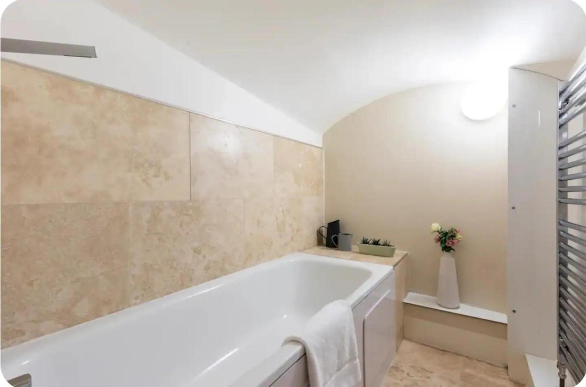 Apartment Gorgeous & Modern 2 Bedroom Sleeps Six In Earl's Court