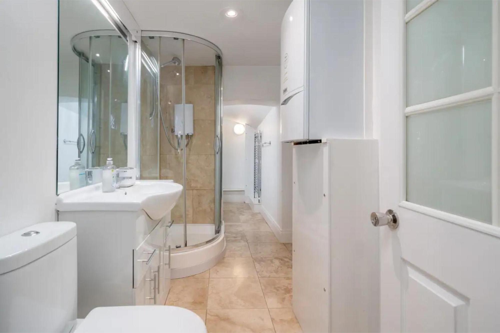 Gorgeous & Modern 2 Bedroom Sleeps Six In Earl's Court Apartment *