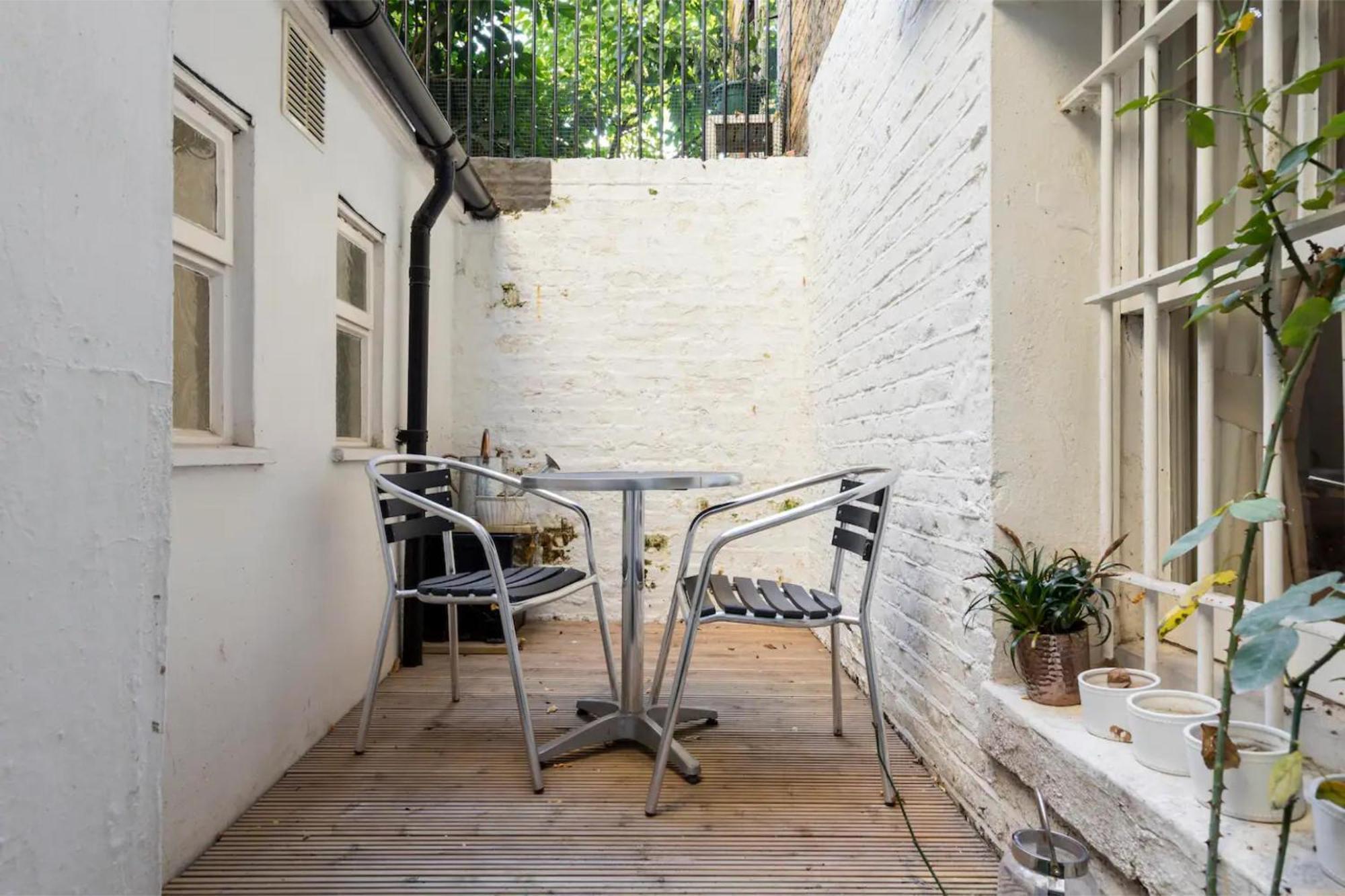 Gorgeous & Modern 2 Bedroom Sleeps Six In Earl's Court Apartment London