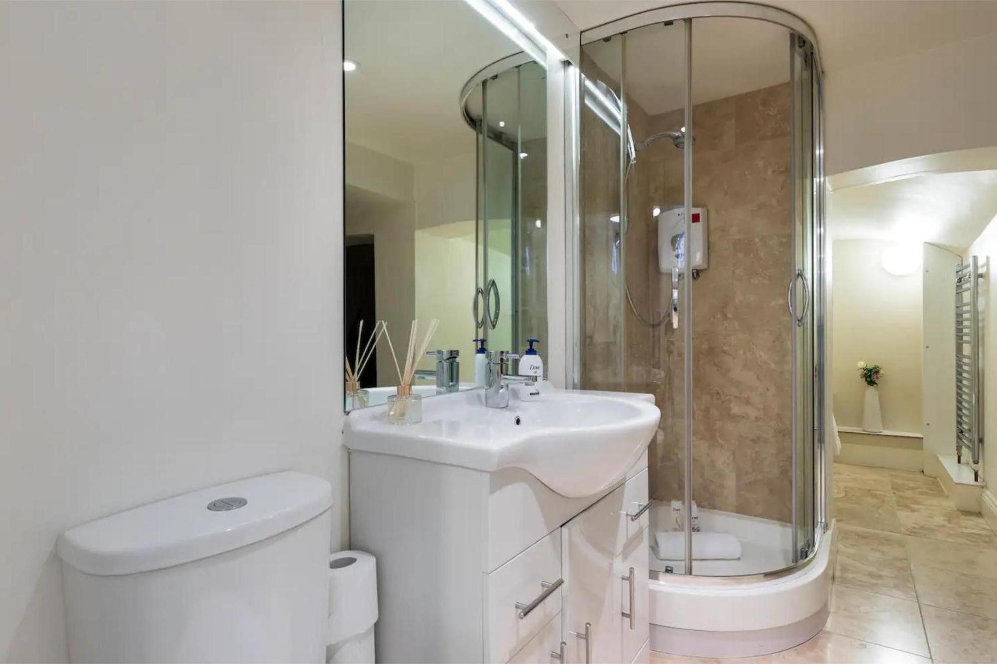Apartment Gorgeous & Modern 2 Bedroom Sleeps Six In Earl's Court London