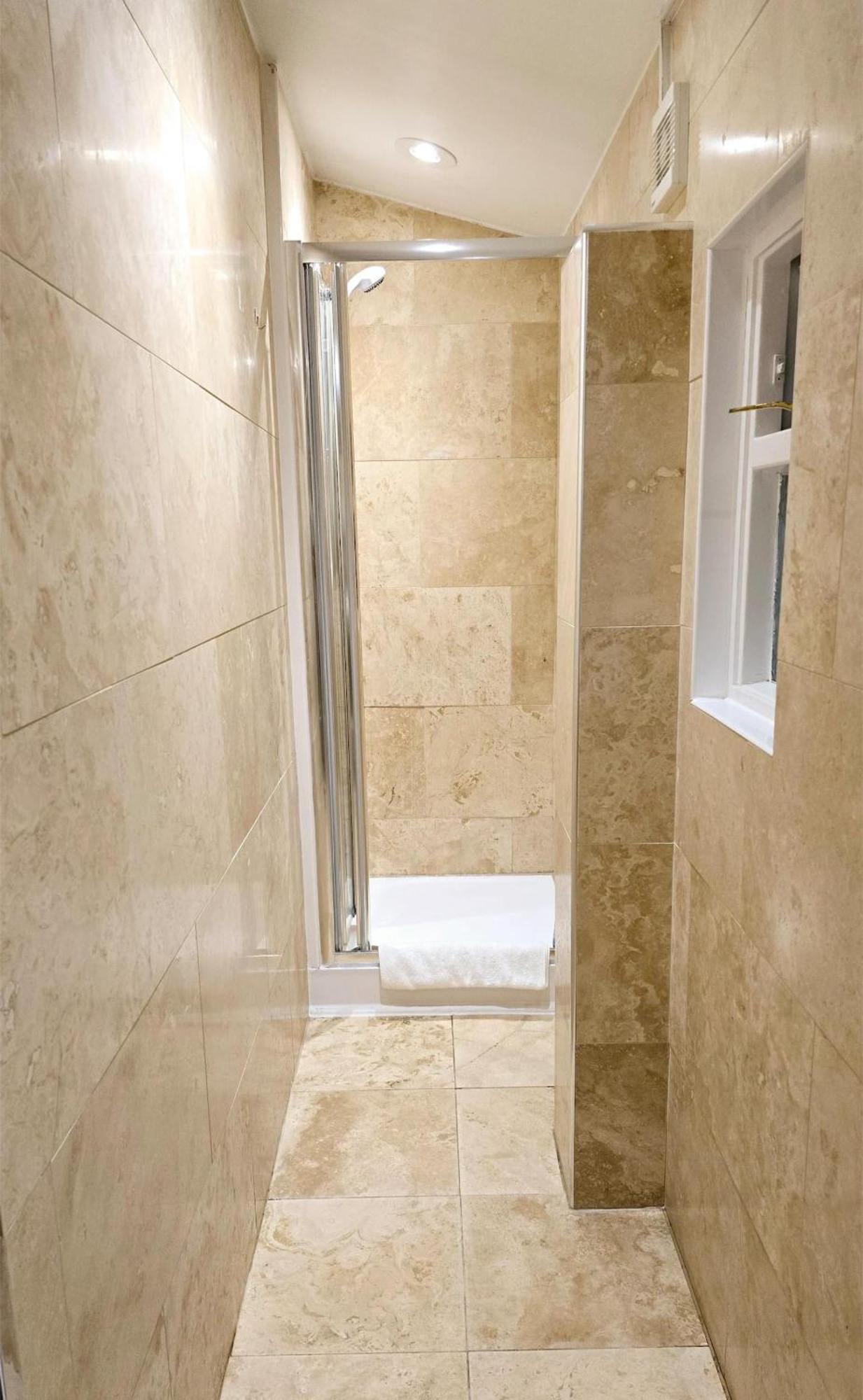 Gorgeous & Modern 2 Bedroom Sleeps Six In Earl's Court Apartment