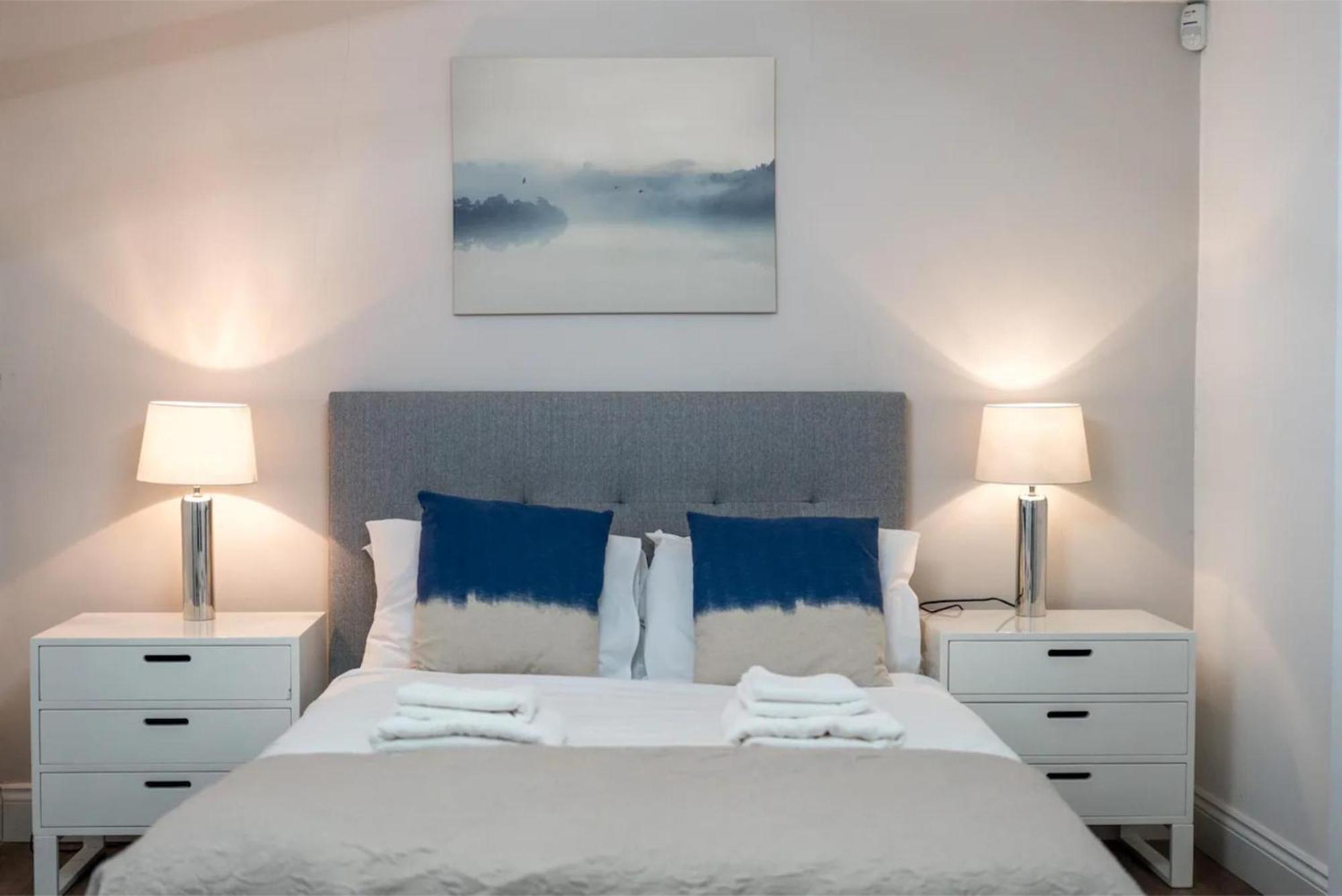 Apartment Gorgeous & Modern 2 Bedroom Sleeps Six In Earl's Court
