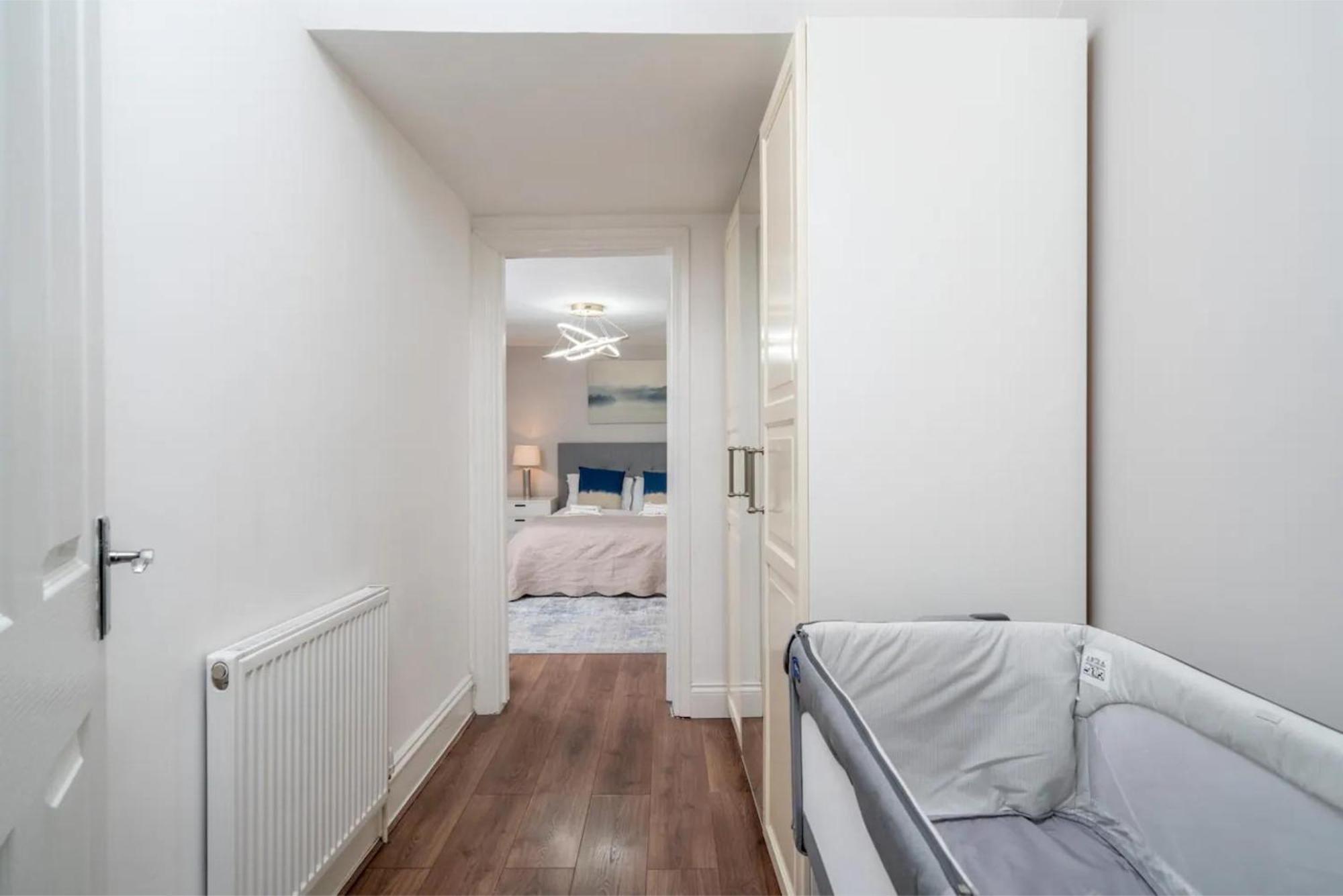 Gorgeous & Modern 2 Bedroom Sleeps Six In Earl's Court Apartment London